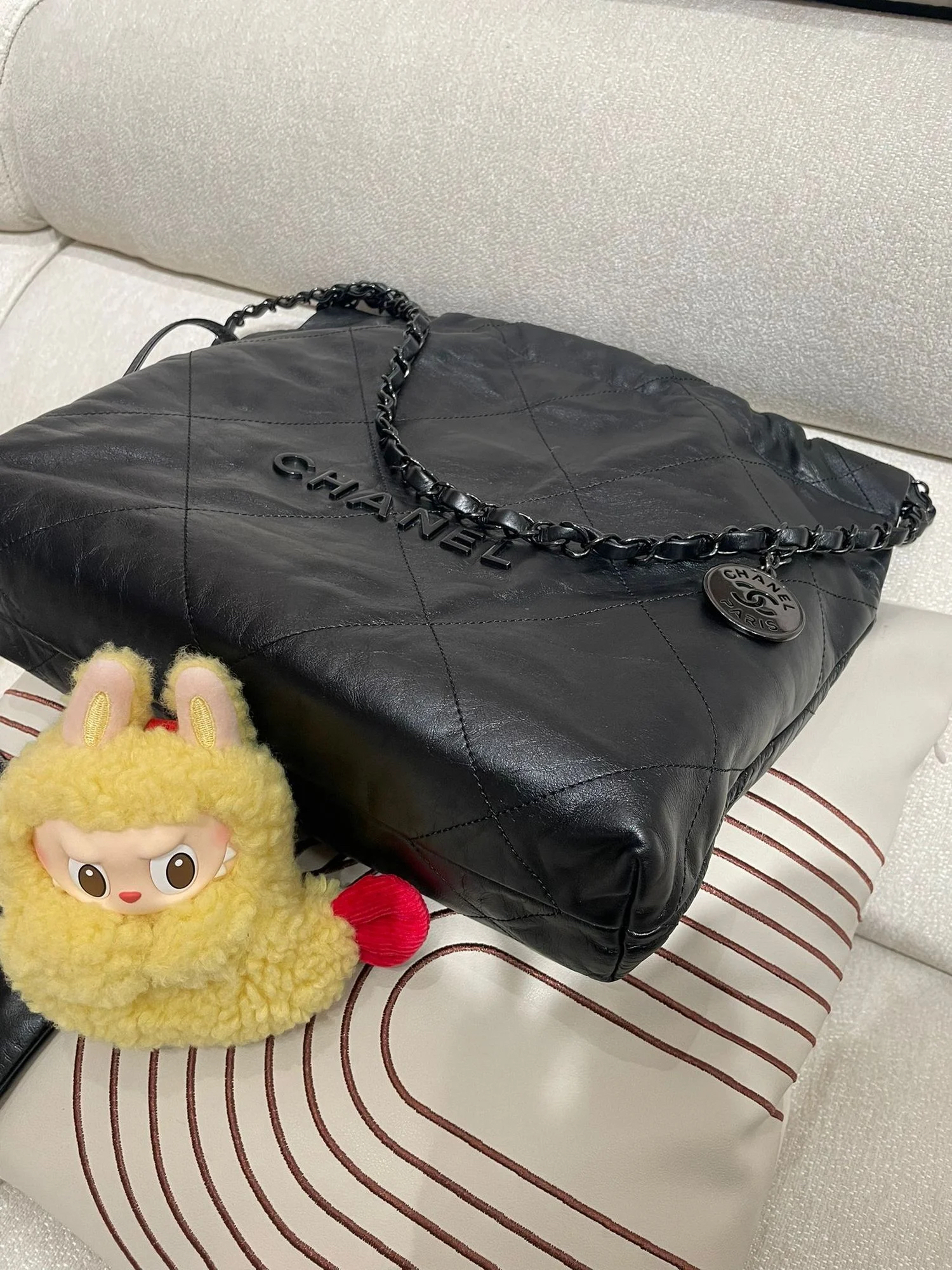 Chanel 22 small so black calfskin,100%Authentic, 95%new ，✅晶片✅Dust bag✅box