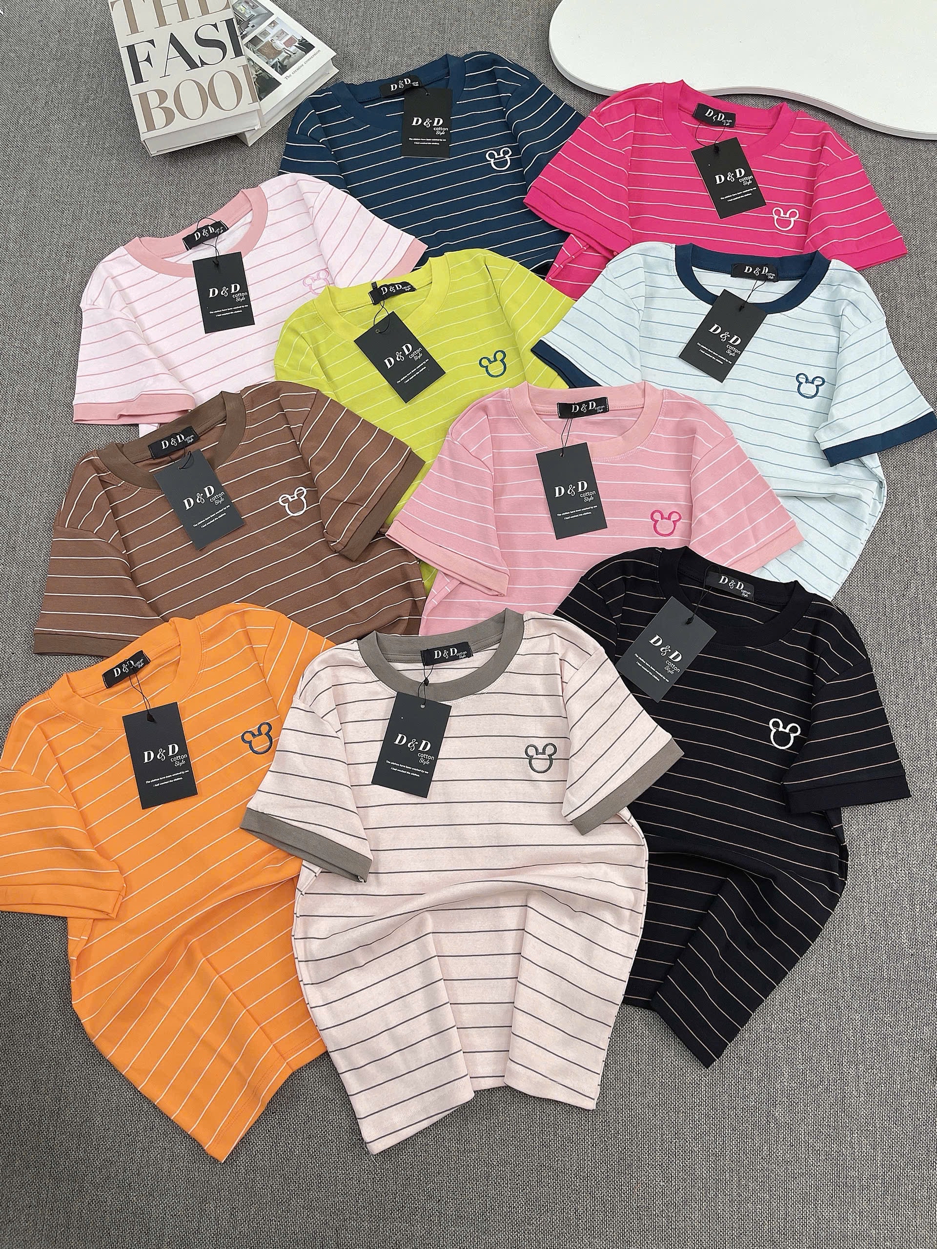 繡有卡通人物的條紋T卹 