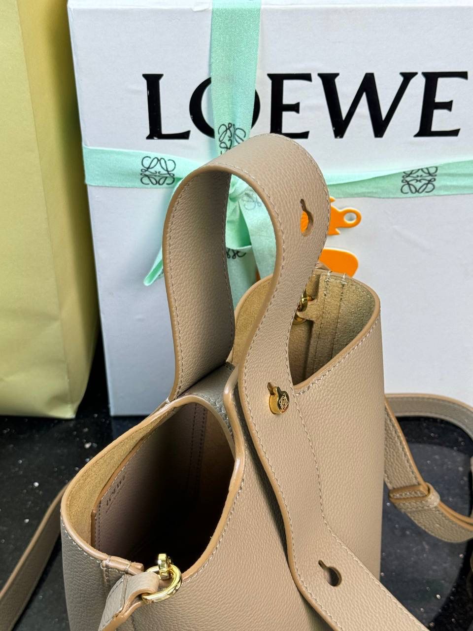 ♥️𝙈𝙞𝙣𝙞 𝙋𝙚𝙗𝙗𝙡𝙚 𝘽𝙪𝙘𝙠𝙚𝙩 ——【米杏荔枝纹】 尺寸：𝟏𝟔-𝟏𝟔-𝟗.𝟓𝐜𝐦 编码：062339 🎈标志性Anagram鹅卵石点缀，配以纯粹简约线条以及瞩目设计风格，诠释全新𝙋𝙚𝙗𝙗𝙡𝙚手袋👜 🎈自带一根🉑拆卸🉑调节的肩带，一包多背，多样化风格，秀场大放异彩😀内里容量超大，日常实用性强👌 🎈配全套专柜礼盒🎁，给你满满的仪式感👀