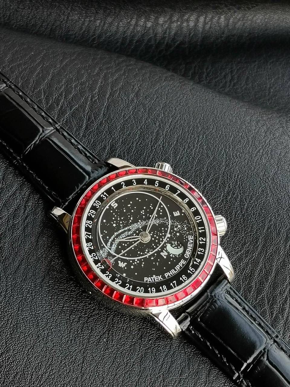 百达翡丽PP-6104G 日内瓦苍穹系列 市场顶级复刻神作震撼来袭！ 搭载原装进口miyota全自动机械机芯改制Cla.240机芯，搭配原装珍珠18K金自动锤，走时精准稳定，性能媲美正品；表圈镶嵌45颗璀璨宝石，表扣点缀28颗珍稀晶石，光影流转间尽显奢华质感；微拱形防眩目处理表镜，折射效果立体通透，让表盘细节清晰可见，质感再升一级💯💯