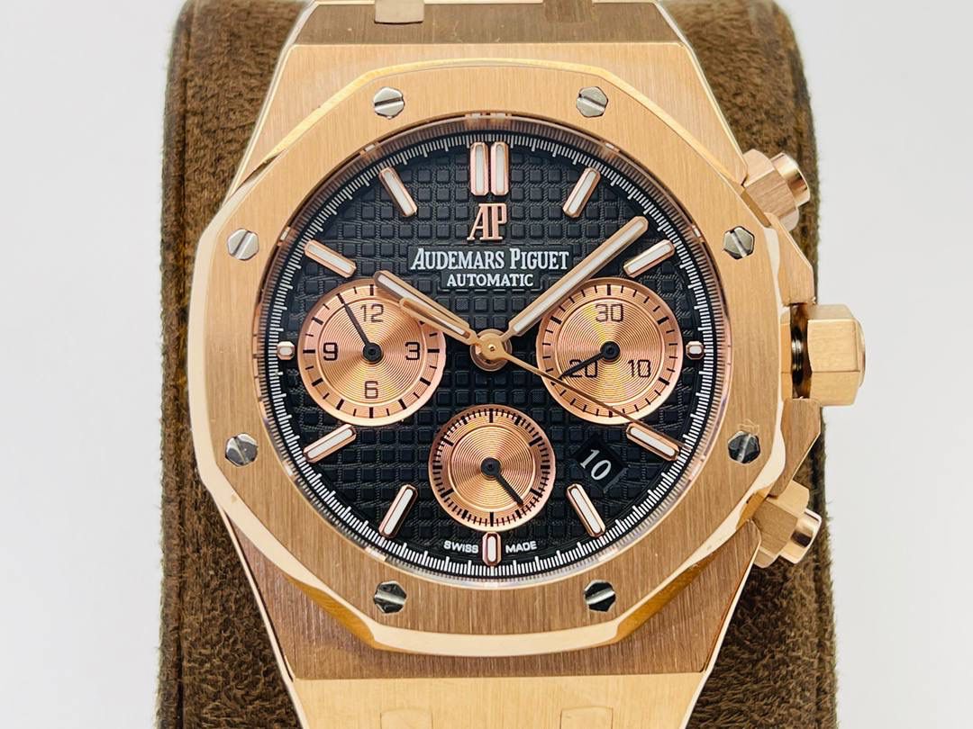 AP爱.彼皇家橡树系列26331OR多功能计时机械腕表41MM！ 1⃣️【机芯】7750改原装机芯 6字位小秒 功能与原装一致！ 2⃣️【表镜】表镜选用进口蓝宝石玻璃镜面！ 3⃣️【表壳】采用进口316精钢表壳，表壳通过拉丝和部分抛光打磨处理之后，忽明忽暗展现出精致而硬气的独特气质！ 4⃣️【头粒】头粒设计与专柜一致可以微调 佩戴更佳贴手舒适 经过多道工序的打磨和磨砂处理，终把AP特有的八角型表圈表达出棱角分明的线条！ 5⃣️【表盘】超强夜光显示，可以在任何环境下读取时间！