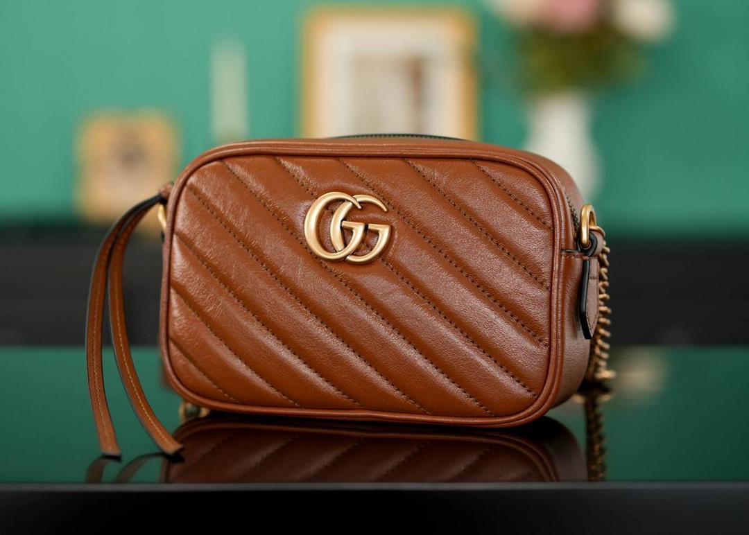 👜🔥Marmont系列绗缝迷你相机包 焦糖色 18cm （原厂皮 全铜五金） 正品售价¥12.000 独家原厂皮发售 限量级别 焦糖色属于大地色系，是黄皮友好色哟！ 自重很轻 链条搭配皮革的肩带不怕溜肩 毫不夸张说 绝对是日常用出场率最高的包 官方款号 448065 尺寸迷你：18x12x6cm 小号：24x13x7cm