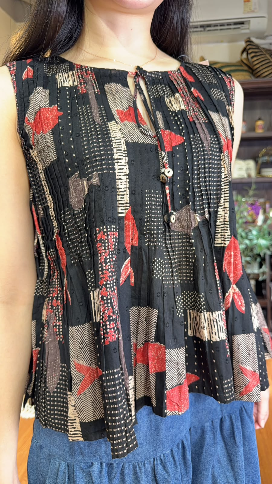3151 Black Fish Pleated Top