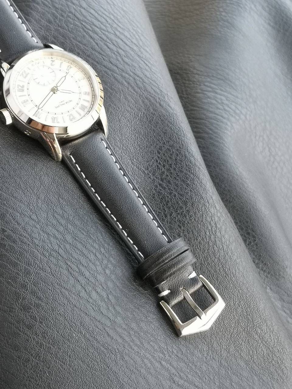 百达翡丽复杂功能系列5224R-001重磅登场，复杂时计腕表，以超复杂的工艺技术打造休闲运动腕表。 机芯采用复刻版31-260 PS FUS 24H自动上链机芯，在实现外观的逼真前提下，功能一并完美诠释。 改装大师独立制表人，倾情参与定制改装表盘颜色，给予独一无二的腕表增添有趣的灵魂！ 匠心力作 欢迎各位表友品鉴！