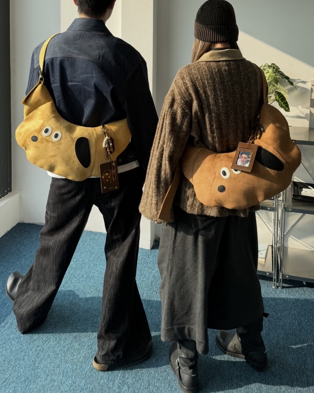 焦糖色臘腸狗牛角包 (大容量斜孭袋) 