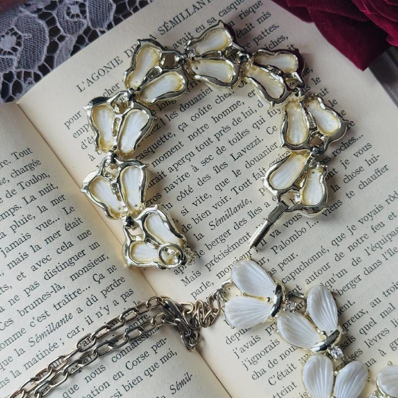 Vintage 1960s Pearlised Shell Shape Lucite Plastic Jewelry Set - Necklace, Bracelet and Clip Earrings (MT2127)