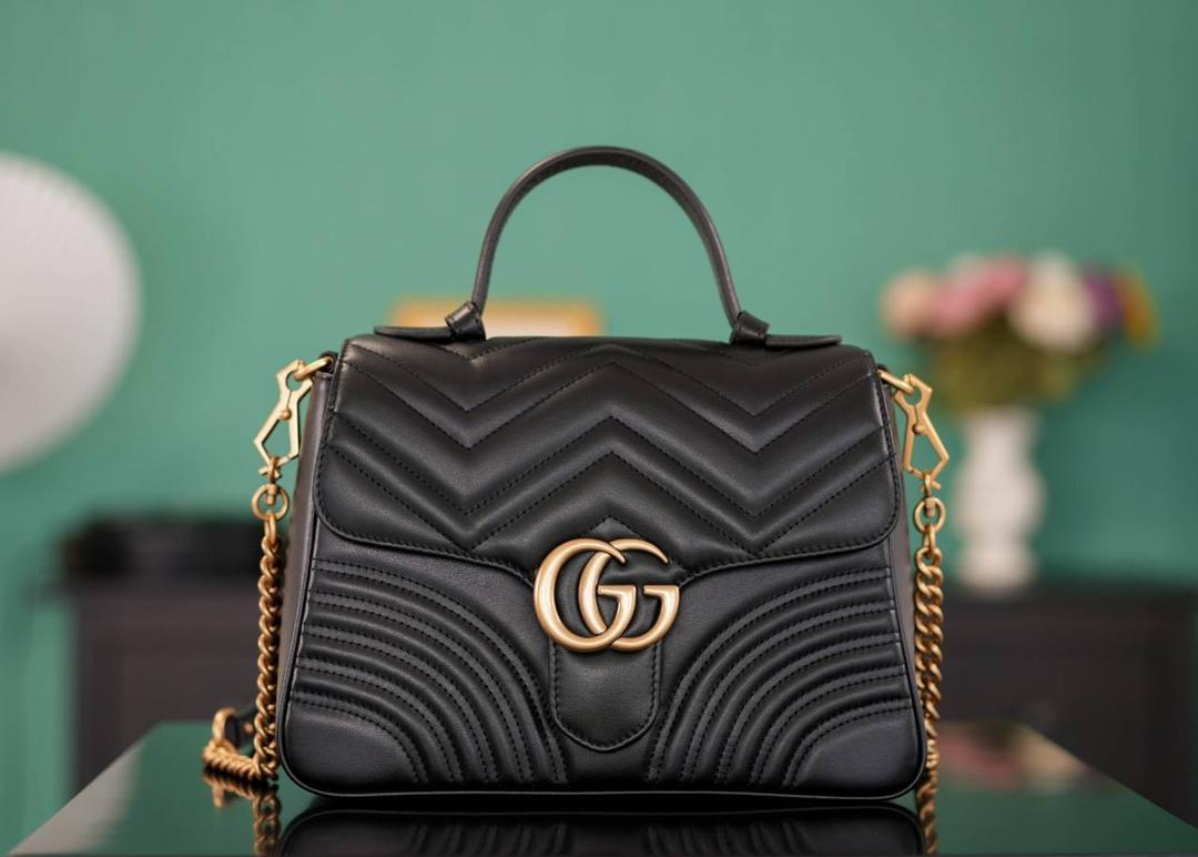 👜🔥Marmont系列绗缝手提包邮差包 黑色 27cm （原厂皮 全铜五金） 正品售价,500 独家原厂皮发售 限量级别 意大利原材料开发，这个大小简直是最完美的尺寸，什么随身携带的东西都可以轻松收纳，能手拎也可以单肩斜挎，自重轻，超级百搭不挑人~好看极了！！！ 官方款号 498110 尺寸大号：27x19x10.5cm 小号：21x15x8cm