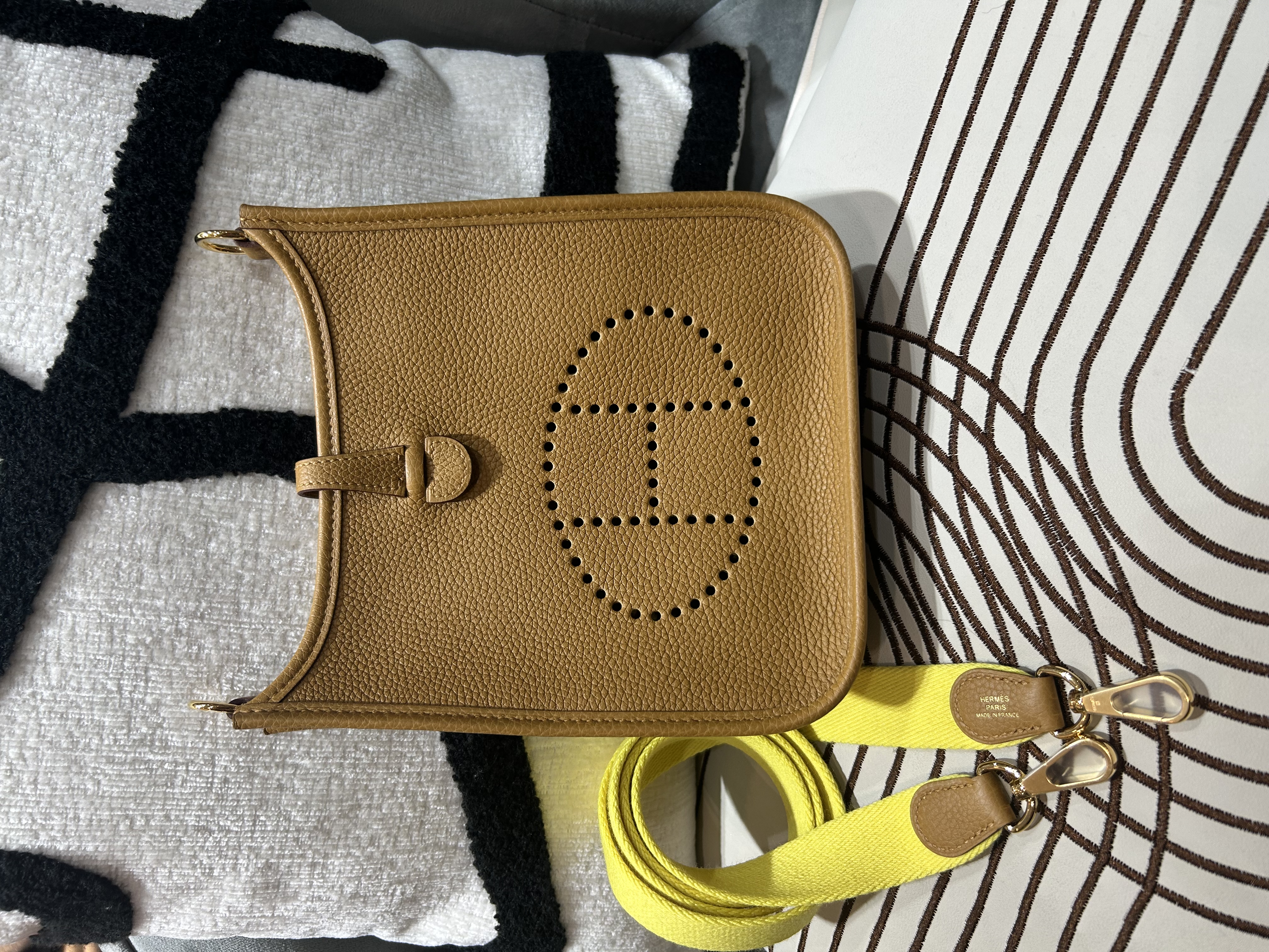 全新 Hermes mini evelyne ,芝麻色金扣 STAMP Z 100%Authentic ,全新未使用品  ✅strap ✅dust bag✅box