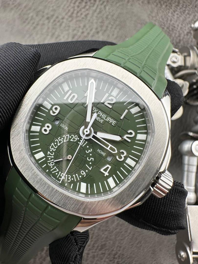 百达翡丽Aquanaut系列😎 【表壳】40.8MM表径，不锈钢材质，圆润的八角壳型恰到好处，表壳左侧的鲨鱼鳍型设计，是可以前后快调中央镂空时针的按钮，这枚指针可以用来指示第二时区时间。 【表盘】黑色浮雕表盘，金属立体字块，覆荧光涂层时标。3、9点钟分别显示”HOME”与”LOCAL”的方形昼夜视窗，蓝白二色各自代表晚上与白天，6点钟位置是指针式的日期盘。 【机芯】成功实现百达翡丽5164A-001内载的324 SC FUS自动上链机芯功能，大三针基础机芯上搭载两地时间模组。 配有休闲气息的Tropical表带，正是为年轻世代所准备的奢华运动表。