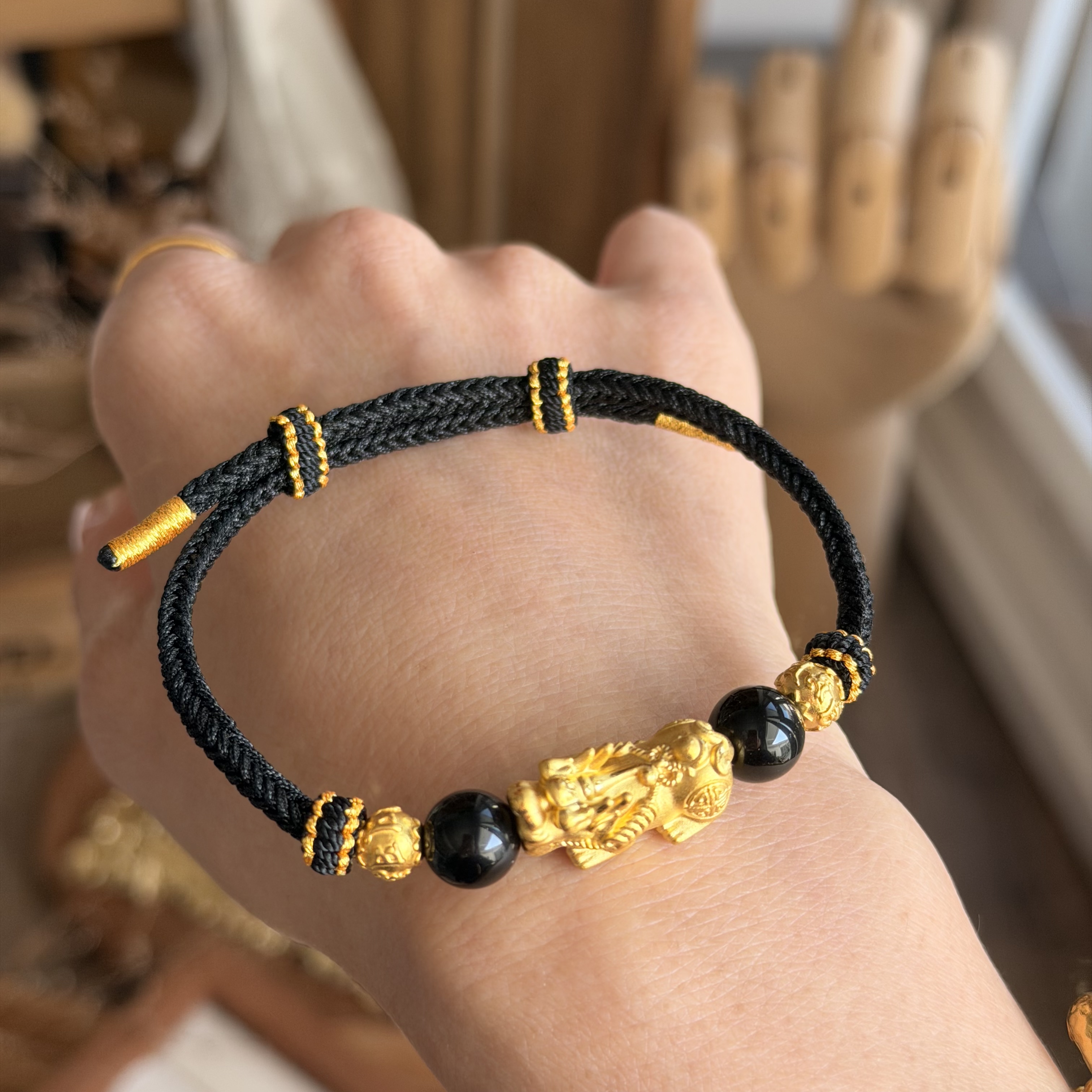 999硬金貔貅+6mm硬金金珠襯黑曜石手繩