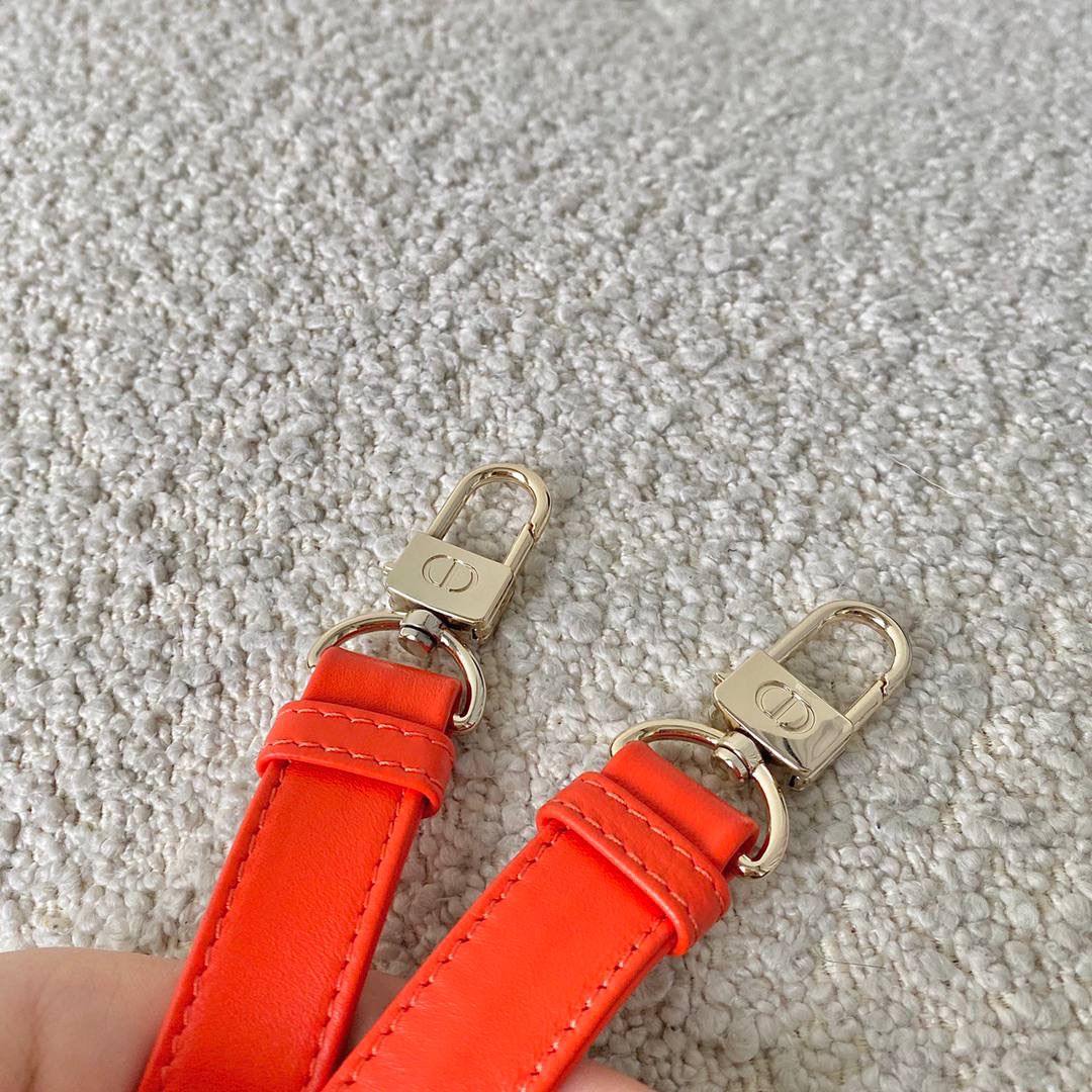 𝗗𝗶𝗼𝗿 𝗗-𝗝𝗼𝘆 𝗯𝗮𝗴羊皮亮橙🧡🔥 时尚果然就是轮回，回归了一把中古戴妃 长方包形，短链条➕细长肩带直接封神！！ 复古时髦感超强，真是什么场合都可以把住 绝对是lady中的天花板了，强势出圈啦姐妹们😍😎 26 x 13.5 x 5cm