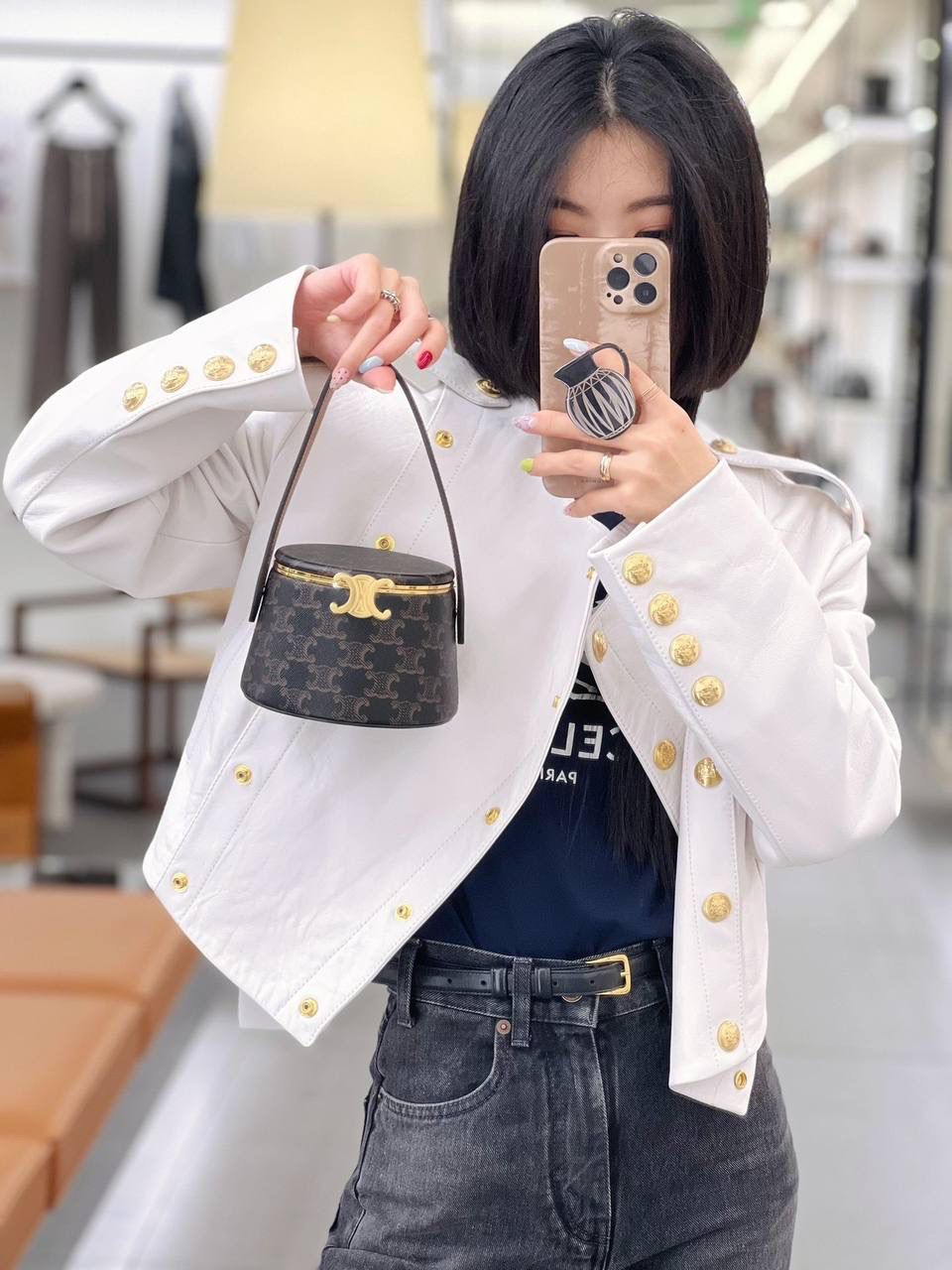 🔥大货实拍图 𝗖𝗘𝗟𝗜𝗡𝗘 ♥️ 𝗡𝗜𝗡𝗔手拎盒 型号：111353 尺寸：13*8*13cm 新品上线啦👏立体盒子包/化妆包~皮带子手拎设计➕圆筒包身，翻盖带镜子，可随时补妆。精致又不失实用性！凹造型拍照，或者当晚宴包，简直美呆🥳