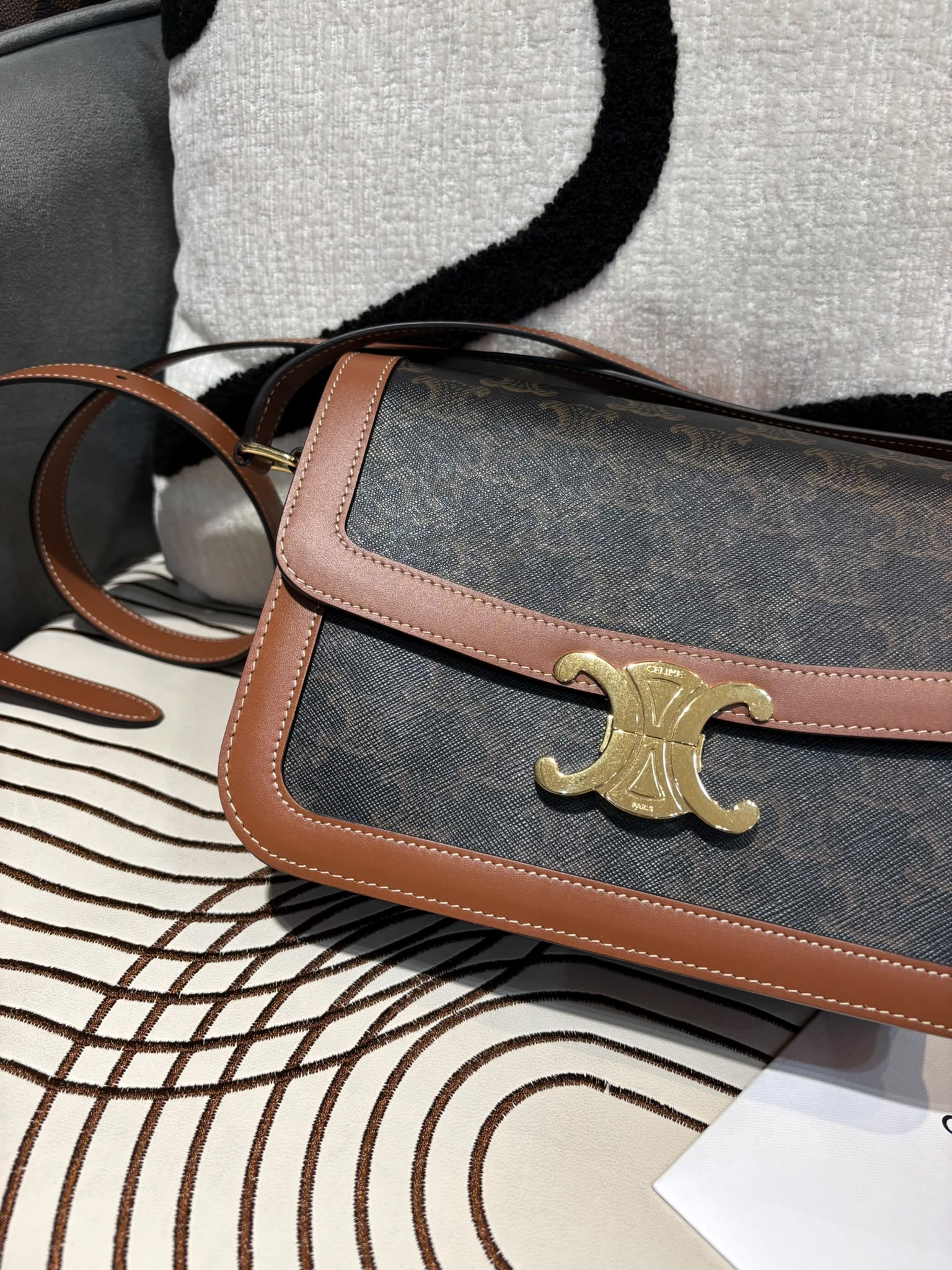 全新 Celine TRIOMPHE classic medium, 凱旋門金扣box,100%Authentic,brand new 全新 ✅專門店收據✅Dust bag ✅Box