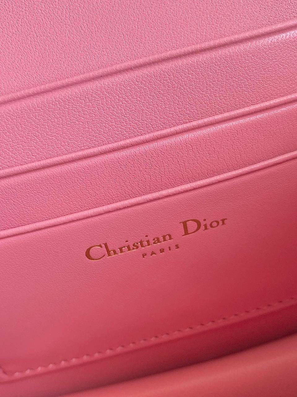 🈶浅粉，迷你 𝗗𝗜𝗢𝗥 𝗠𝗶𝘀𝘀 𝗰𝗮𝗿𝗼链条手袋 开挂啦开挂啦！！火爆全网 不出意外夏天最爱的一只小包了 还是经典的藤格纹标识，真是百看不腻 金属链环和与皮同色系珐琅扣链环交替肩带 完全神一般的存在，可爱可盐，颜值太顶啦 内隔层容量日常足够了，斜挎/单肩/腋下都可 极简的法式浪漫松弛感直戳心脏，不挑人，冲！ 17.3×13×7.5cm，#💰115053m