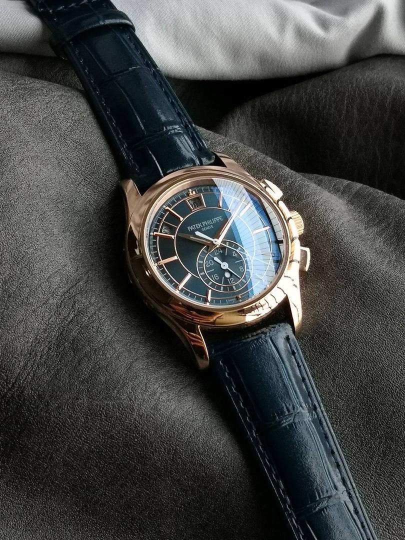 2024墙裂推荐 重金打造经典时计】——百达.翡丽复杂功能系列5905R-010重磅登场，迄今推出的首款Nautilus复杂腕表，以超复杂的工艺技术打造休闲运动腕表。 1⃣️小身板大能量：尽揽以下功能∶12点位日历功能 10点位星期功能 2点位星期功能 6点位24小时。所有功能都可正常使用。 2⃣️机芯采用复刻版Cal.240自动上链机芯，在实现外观的逼真前提下，功能一并完美诠释。 3⃣️改装大师独立制表人，倾情参与定制改装表盘颜色，给予独一无二的腕表增添有趣的灵魂！ 匠心力作 欢迎各位表友品鉴！