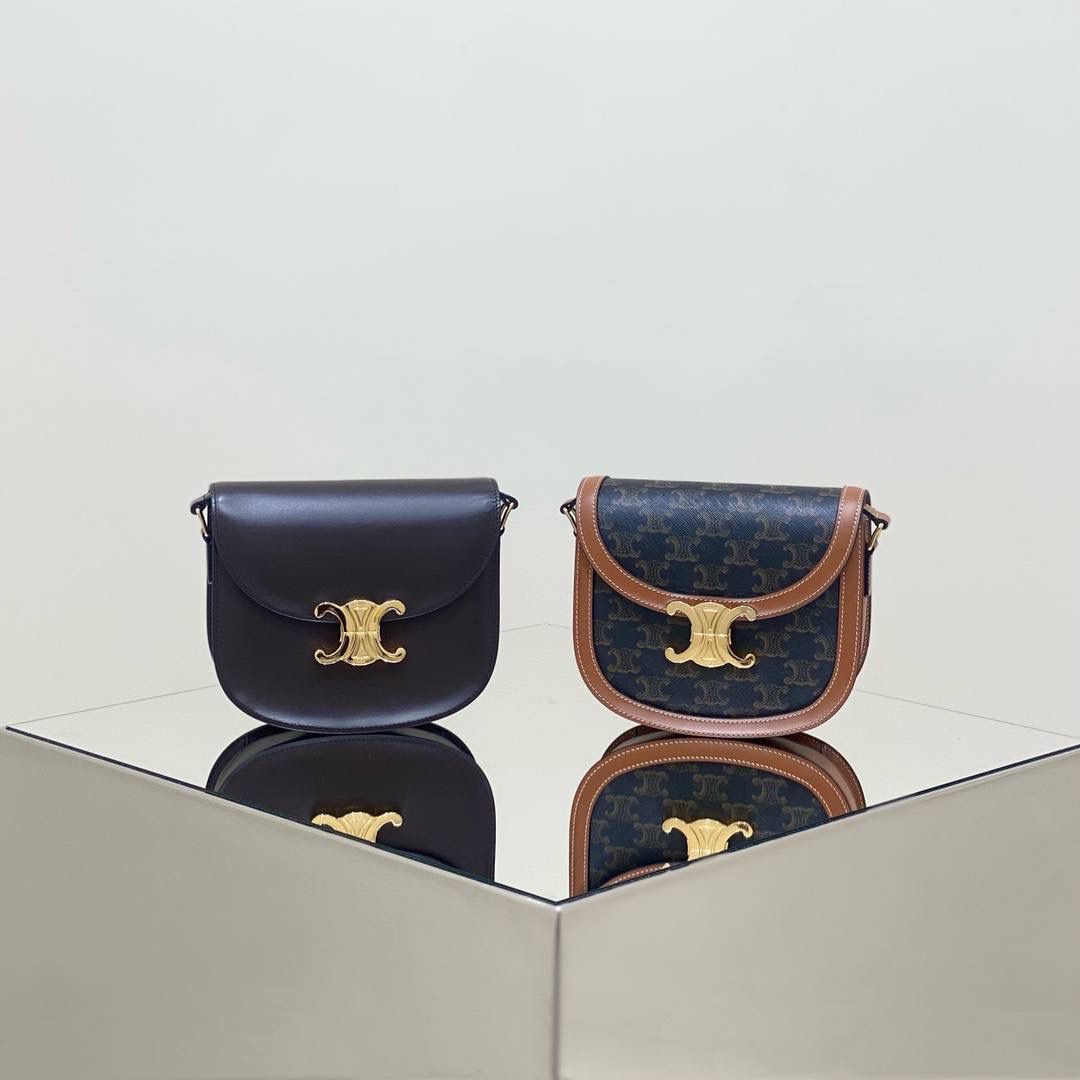 经典𝑻𝒓𝒊𝒐𝒎𝒑𝒉𝒆元素结合法式马鞍包包型，是经典衣橱中必不可少也是历久弥新的全新CELINE包款。无论是小资风格、千禧风格还是摇滚酷飒风格这款包都能够完美搭配。