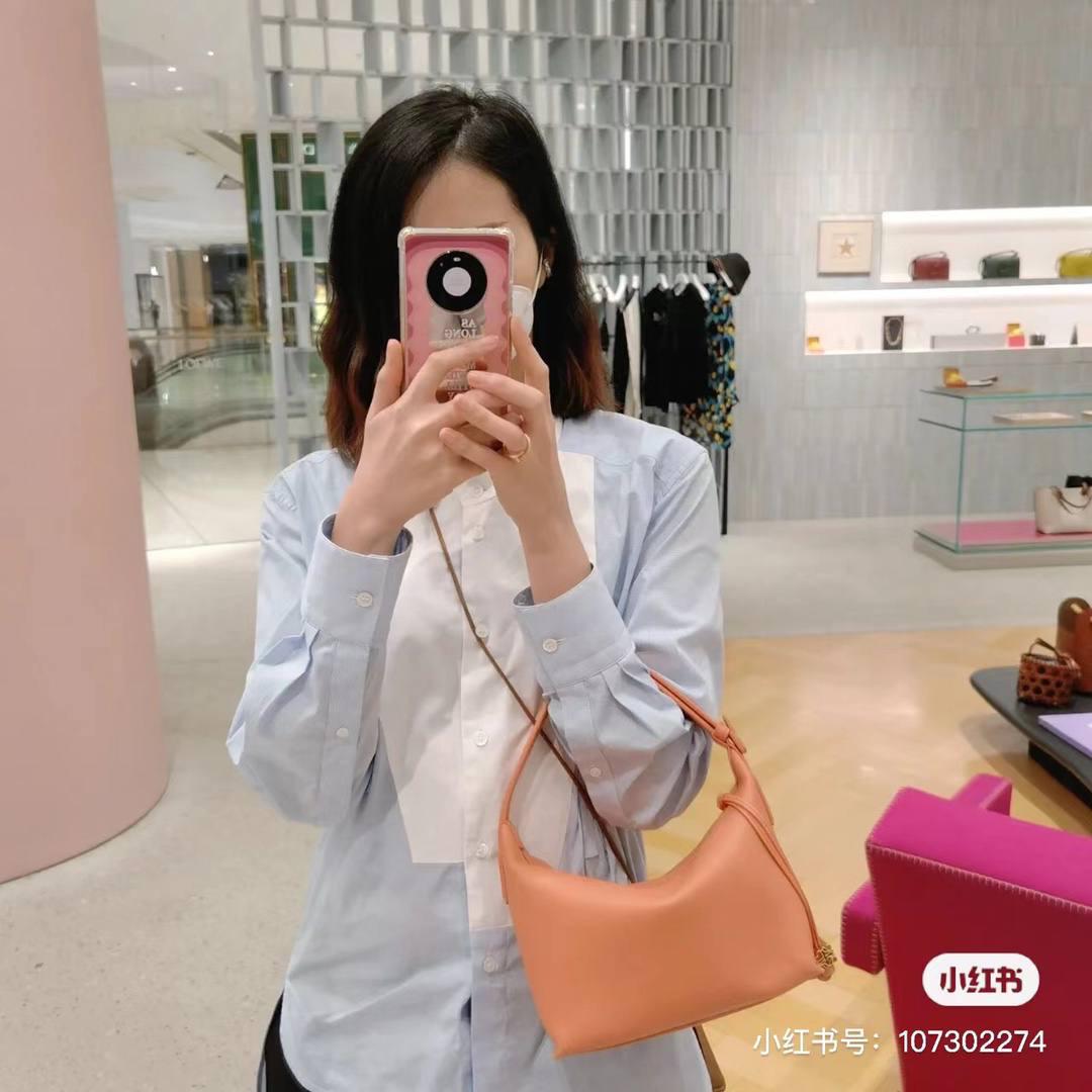 𝐂𝐮𝐛𝐢 便当包💟全皮限定款 👉 橘色 👀看这里 ⚠️ 重点：独家包装⛱️ 🔅 砖柜礼盒 🔅最新“奋斗篇”礼品袋 🔅 棉麻防尘袋 🔅 银色礼物卡 🔅 身份ID卡 🔅 满印logo雪梨纸