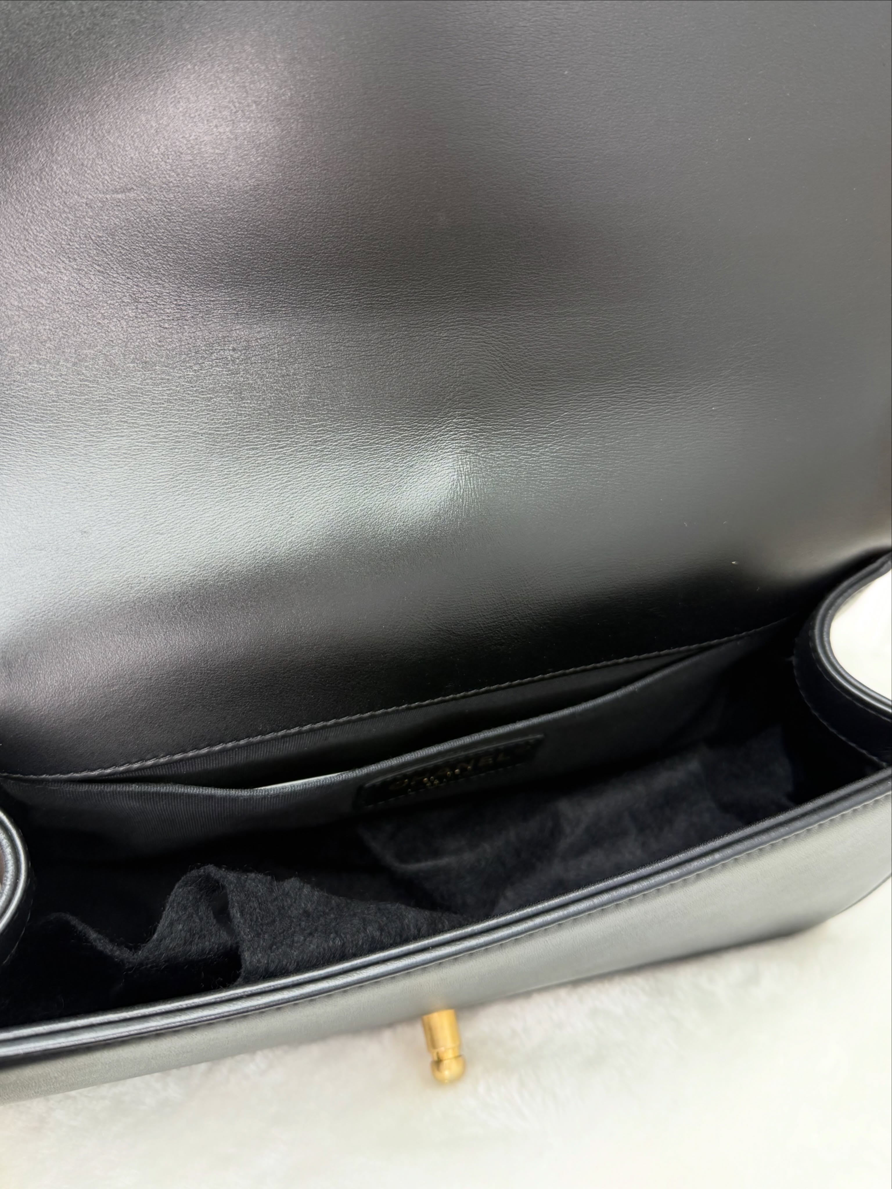 Chanel👜 PRE OWNED 🛍️黑金leboy Medium 有卡有盒🖤