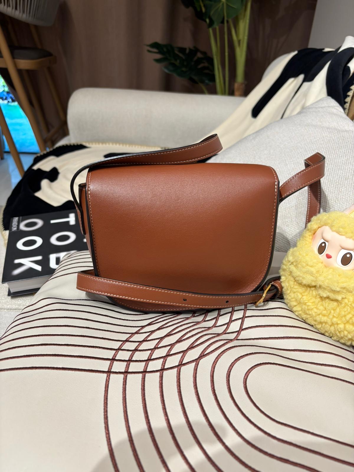 Celine Folco Cuir Triomphe 刺繡凱旋門logo 光滑牛皮革馬鞍包100%Authentic,98%new ✅dust bag ✅booklet   