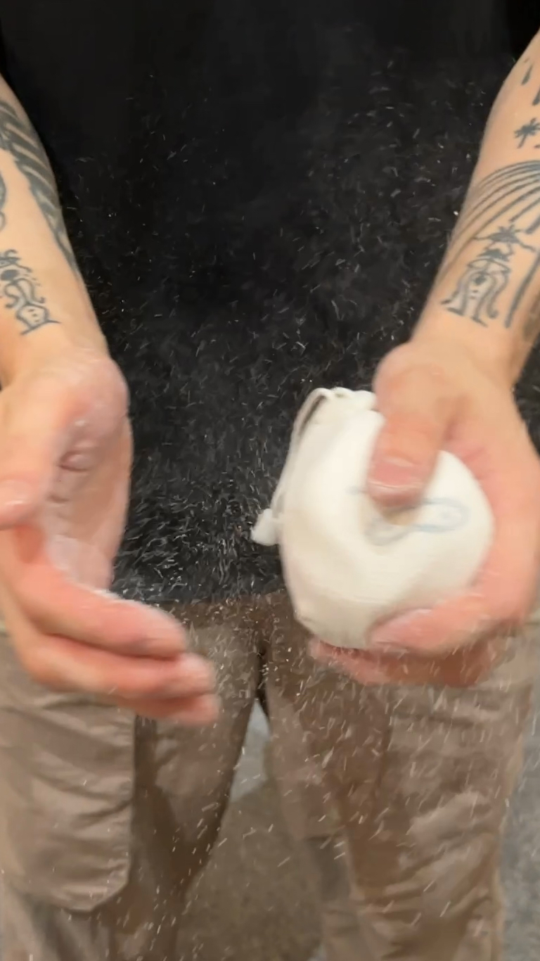 𝗗𝗜𝗙𝗙𝗘𝗥𝗘𝗡𝗧 𝗣𝗜𝗚™ Refillable Chalk Ball 無限粉球 56g