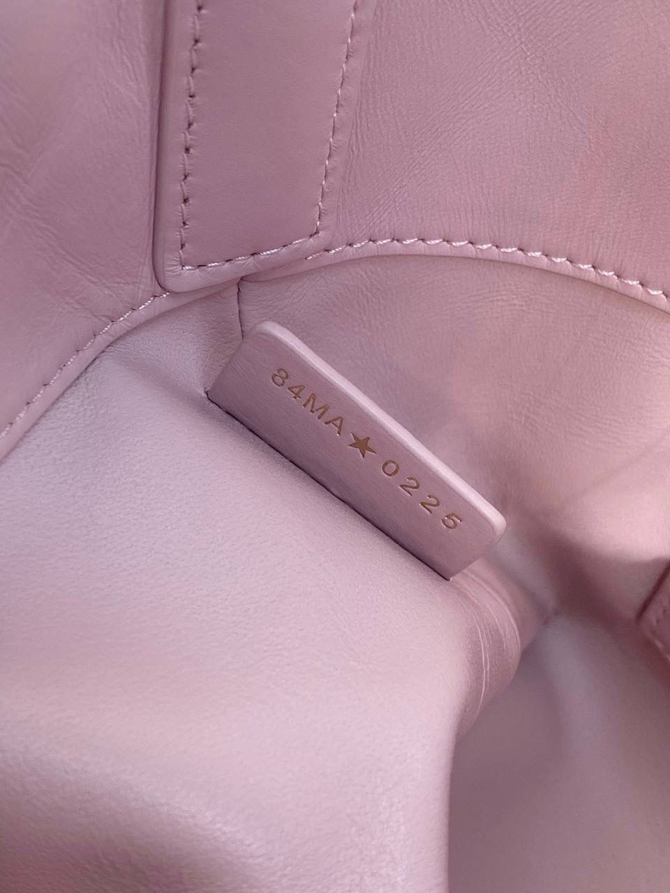 🈶粉色，迷你 𝗗𝗜𝗢𝗥 𝗧𝗼𝘂𝗷𝗼𝘂𝗿𝘀新版竖款 火爆全网toujours缩小版来啦！ 看到真的心动得不行～ 实物就是常规迷你水桶大小， 真的可爱死 别说，包虽小但容量还挺大的 日常用品都能轻松装上 肩带长度也刚刚好，不挑身高 反正就是太乖啦！夏日必备 😍 13×15×12cm #M1272m