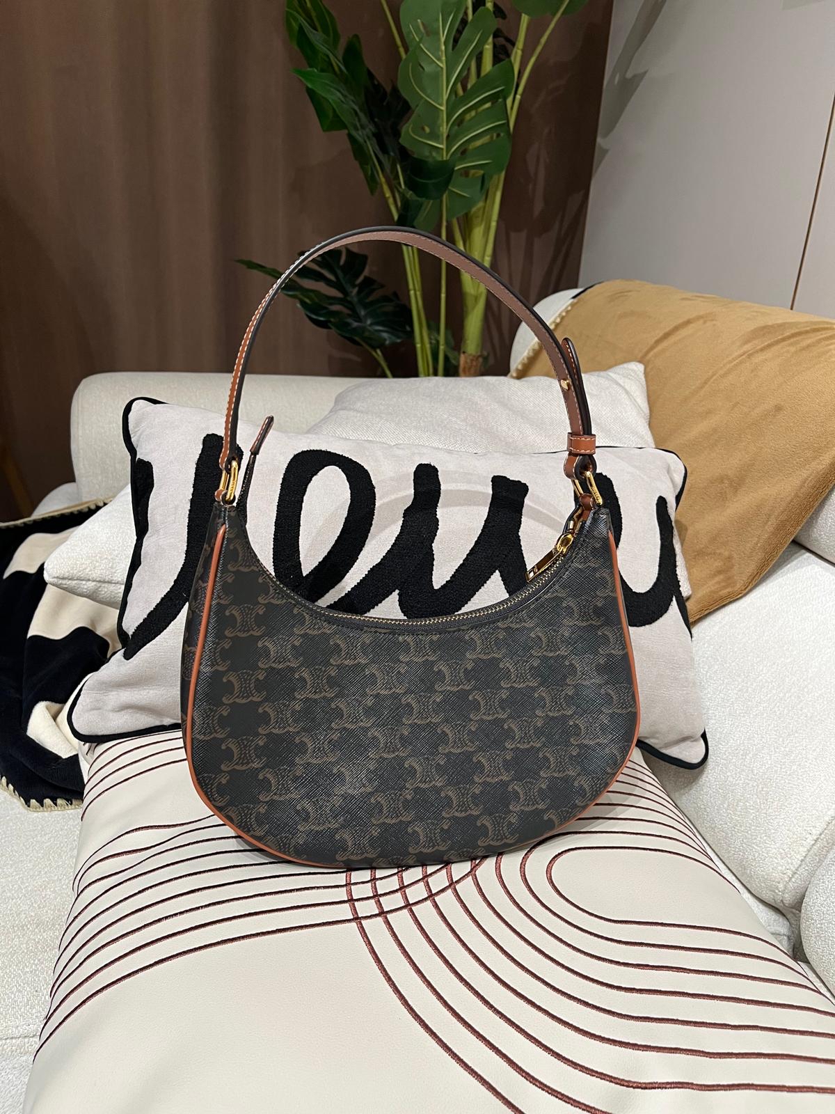 Celine Ava medium hobo 100%Authentic, 95%new