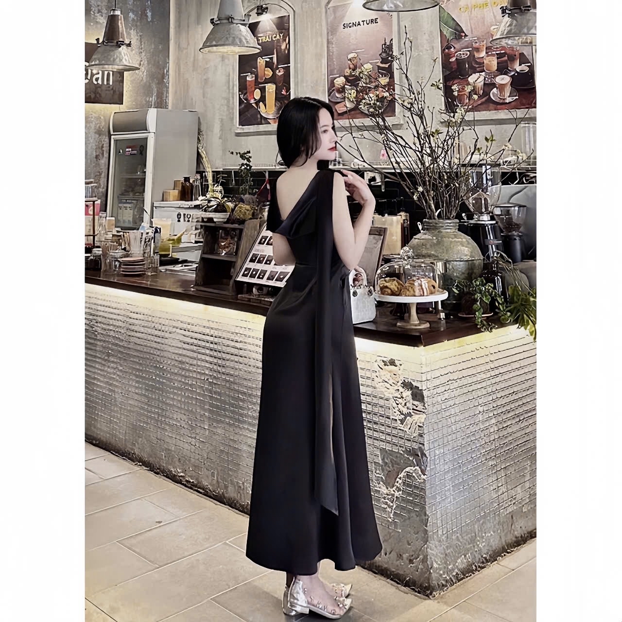 優雅的垂褶露背連身裙