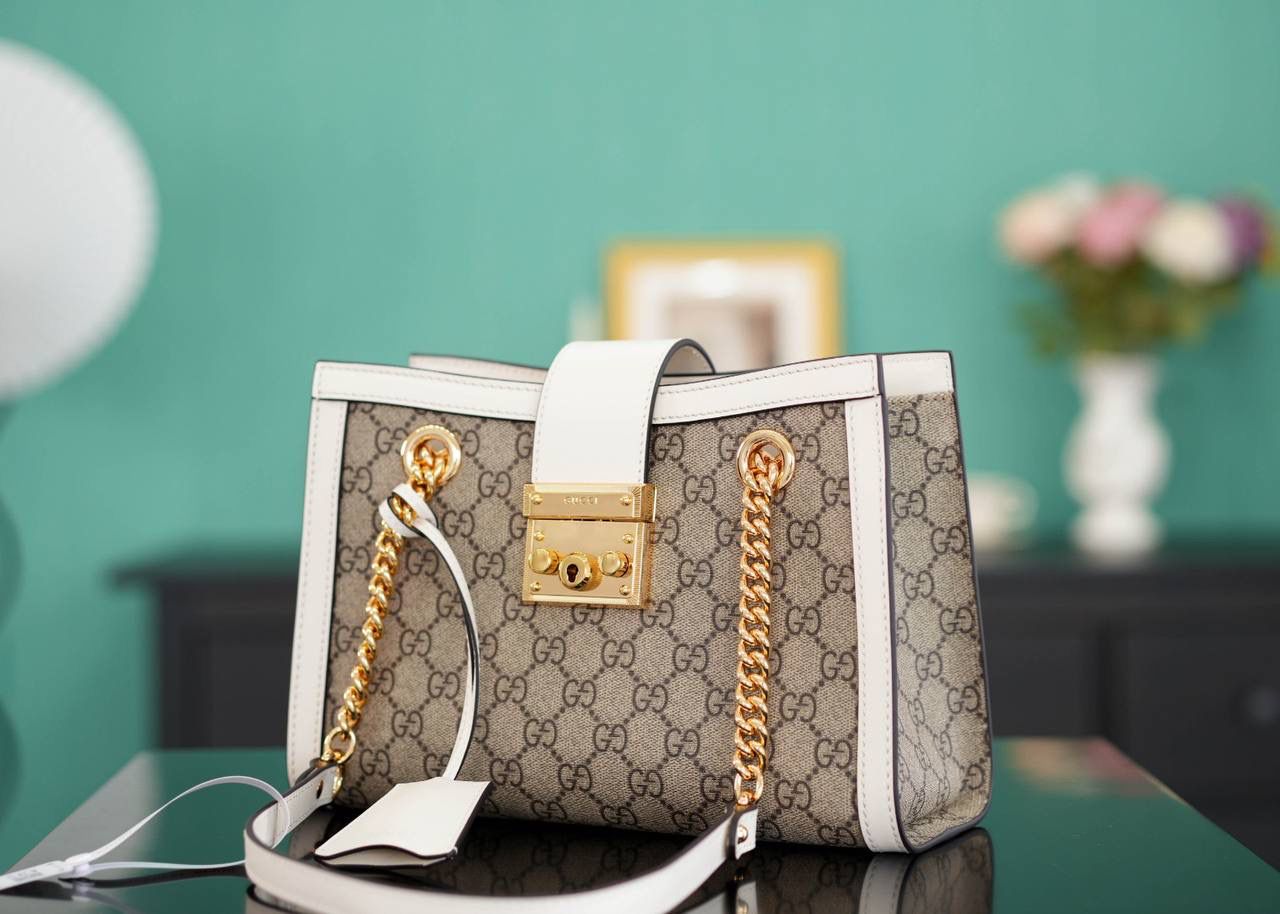 🥯Padlock系列GG小号肩背包 老花白色 26cm 休闲、随意、有范 且非常大牌的款真的非Padlock这款购物袋不可 通勤风，小号容量也非常OK 包身轻便，非常适合上班族！ 官方款号 498156 尺寸：26x18x10cm