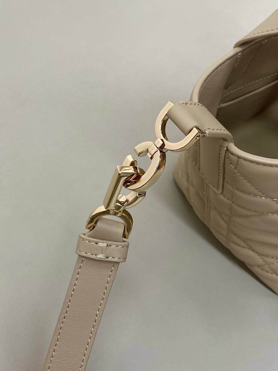 🈶胭脂米，迷你 𝗗𝗜𝗢𝗥 𝗧𝗼𝘂𝗷𝗼𝘂𝗿𝘀新版竖款 火爆全网toujours缩小版来啦！ 看到真的心动得不行～ 实物就是常规迷你水桶大小， 真的可爱死 别说，包虽小但容量还挺大的 日常用品都能轻松装上 肩带长度也刚刚好，不挑身高 反正就是太乖啦！夏日必备 😍 13×15×12cm #M1272m