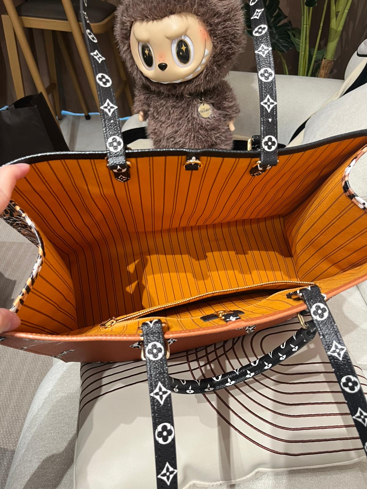 Lv On The Go GM Leopard 2 Way Tote NFC  100%Authentic, 98%New ✅Dust bag