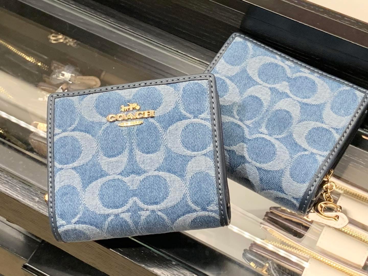✈️🇨🇦🇺🇸牛仔布💙藍色Signature C  pattern Coach Outlet 短銀包👛現貨💝💝