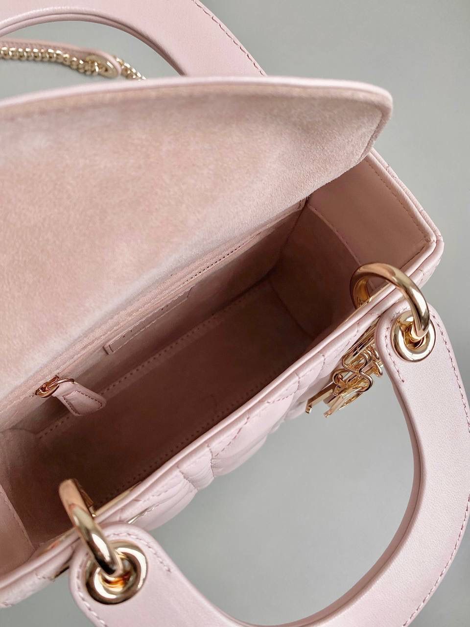 胭脂粉🩷𝗗𝗜𝗢𝗥 𝗟𝗮𝗱𝘆羊皮三格金扣🌟 女生必须要拥有的一只经典款 一年四季爆卖，老客每天都在补单 细腻柔软质感不是国内皮可以比的 进口原厂羊皮➕全钢五金，终极版 （标配两条肩带） size：17cm