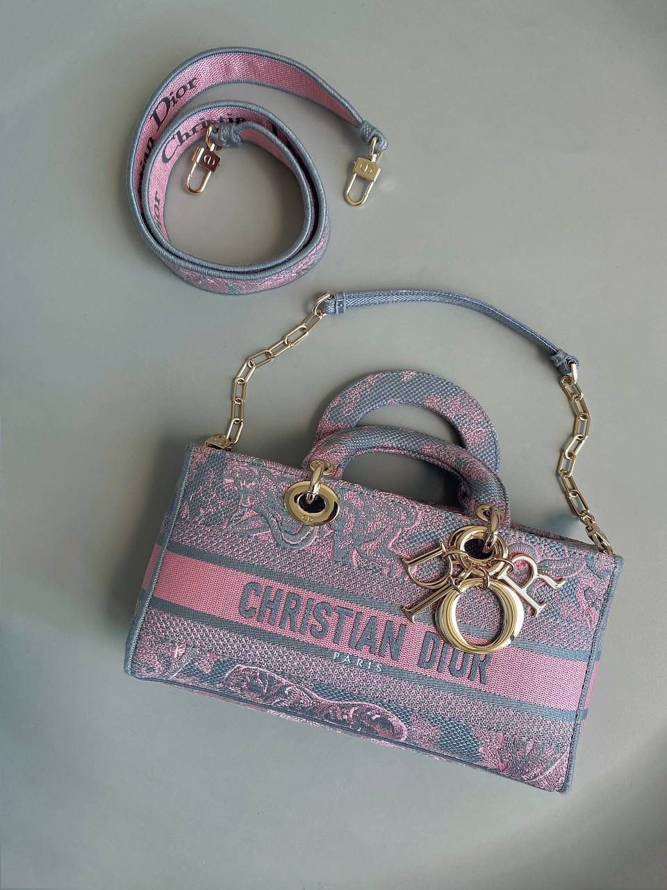 粉灰老虎中号💗😍 𝗗𝗶𝗼𝗿 𝗗-𝗝𝗼𝘆 𝗯𝗮𝗴刺绣款，新色 时尚果然就是轮回，回归了一把中古戴妃 长方包形，短链条➕细长肩带直接封神！！ 复古时髦感超强，真是什么场合都可以把住 绝对是lady中的天花板了，强势出圈啦姐妹们✨‼️ 26 x 13.5 x 5cm