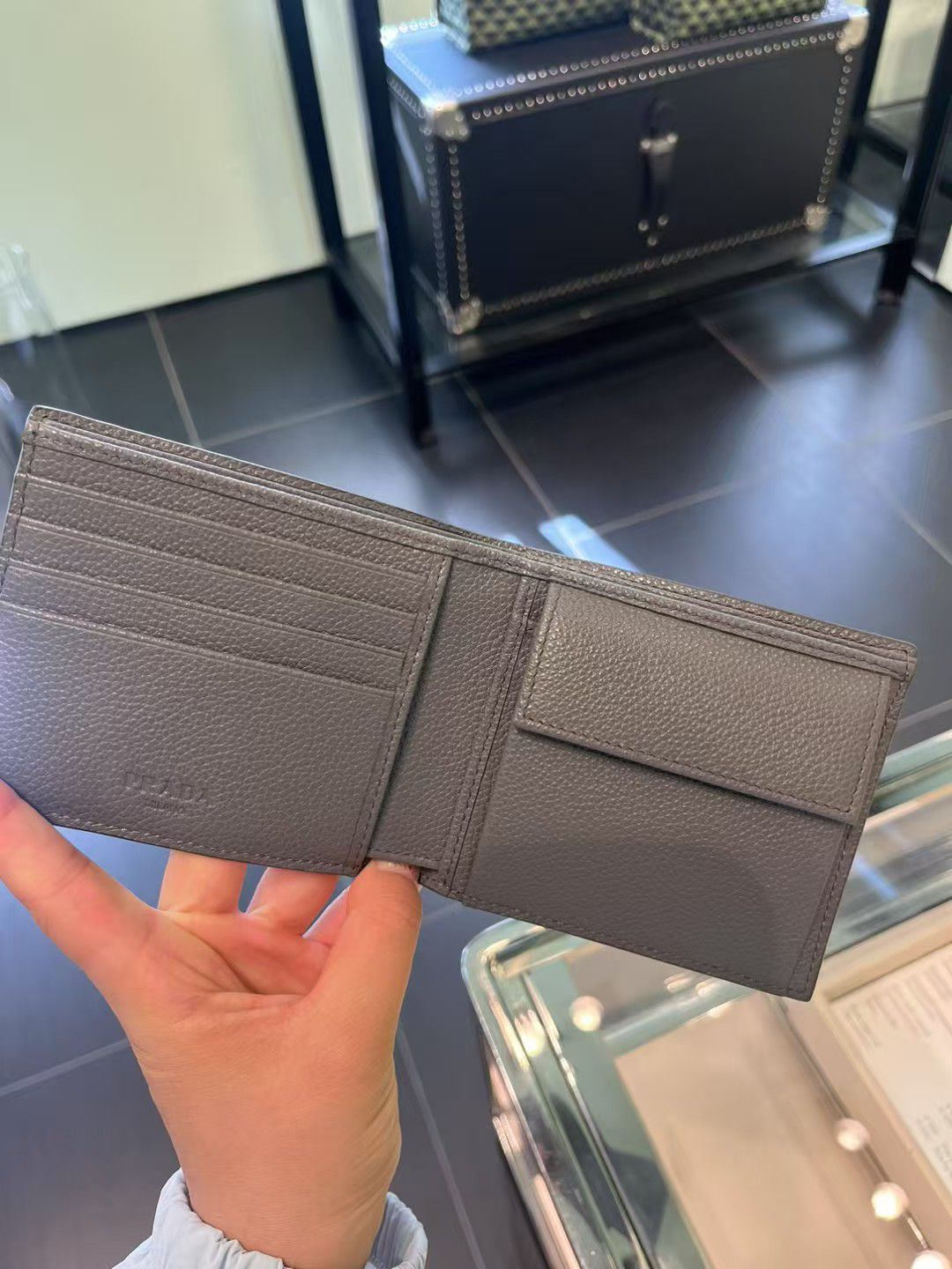 預購 Prada🚹🚹男士 灰色短銀包，有coins 位