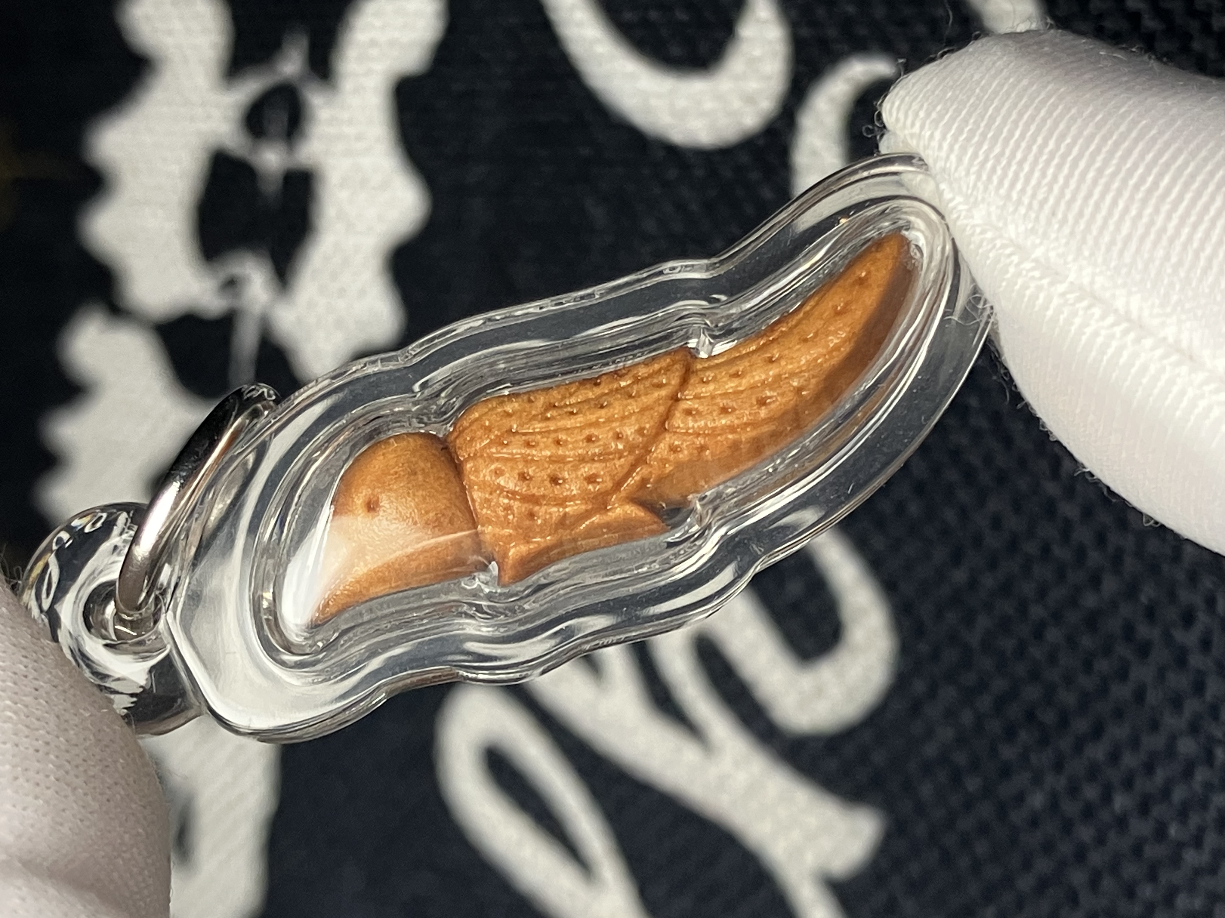 龍婆披贊  百年嫁龍神木 x 古法金舌人緣鳥🪵🕊️  附全高清防水殼｜師父親手寫符｜專屬經文及佩戴方法✨