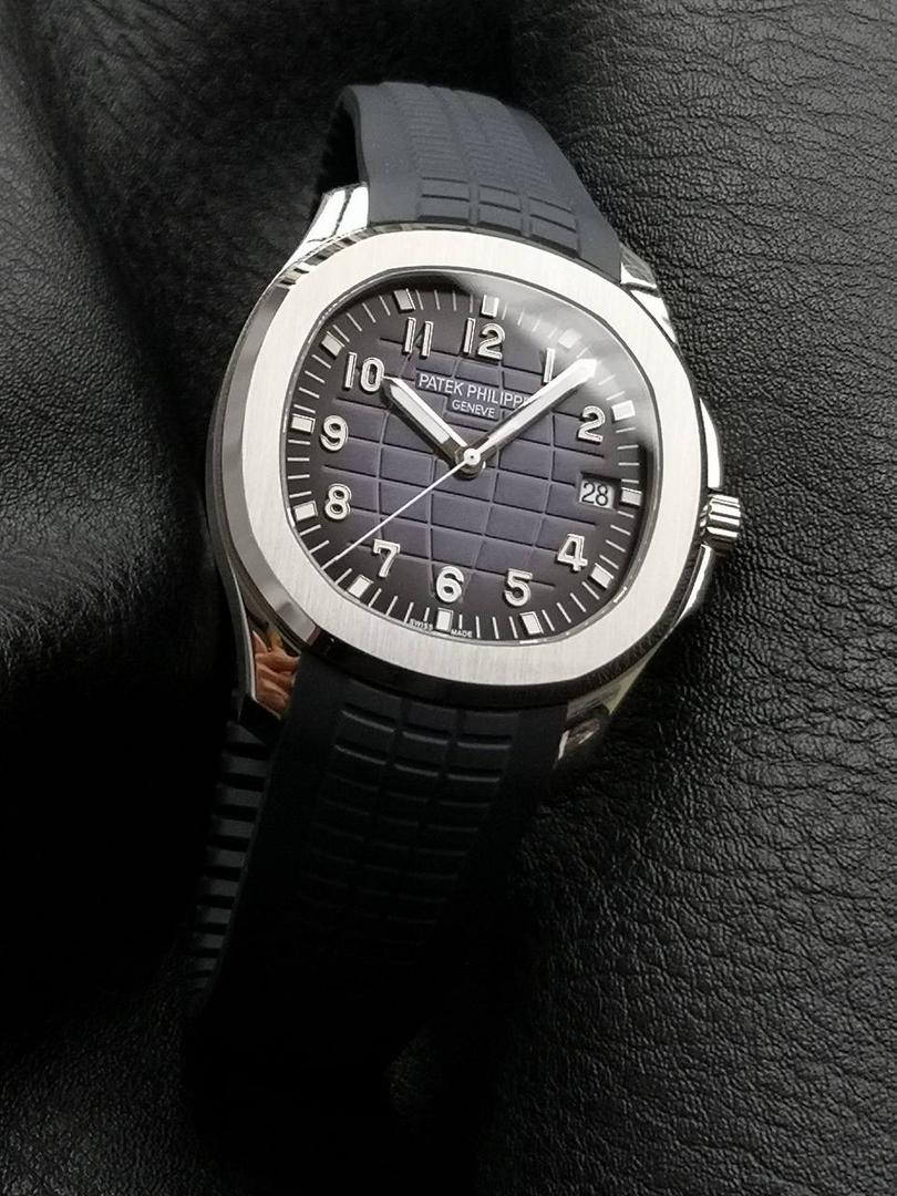 百达翡丽 5168G 配重手雷 1.壳套采用特殊材质CNC原版数据开模，整表重量和正品几乎没有区别，不同于市场普通版本上手轻飘飘，整表120克重 2.机芯选用324/330 一体开模机芯(3k同源机芯) 3.表壳尺寸42mm 厚度8.3mm(跟足原版) 4.所用配件，字面，针，胶带严格参照原版颜色开模定制，精益求精 5.表壳不锈钢 内部加重 承诺所有本厂出的配重表款绝不掉皮，掉皮无理由更换全新 6.表扣 表壳全部冲压贵金属logo 非腐蚀激光垃圾工艺！