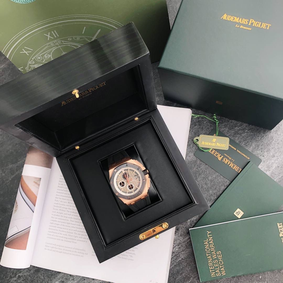 皇家橡树 - 爱彼AP 26400系列 44毫米直径 市面上最好版本的超级复刻 柔软硅胶带 皇家橡树离岸型 男士全自动机械腕表 ，316L精钢表壳 ，搭配原装复刻定制机芯Cal.3126全自动机械机芯 走时精准 稳定，透视后盖 裸露的机芯跟正品一模一样，反炫光蓝宝石玻璃 ，超级耐划痕，搭配原厂模具橡胶表带，原装针扣 ，300米防水，整壳套超高品质，超A做工，非市场普通货，货有所值 ，硬汉必备神器，爱彼入门级腕表 强烈推荐，制作耗时又耗精力，尽可能把最精至的腕表呈现给各位腕表爱好者。