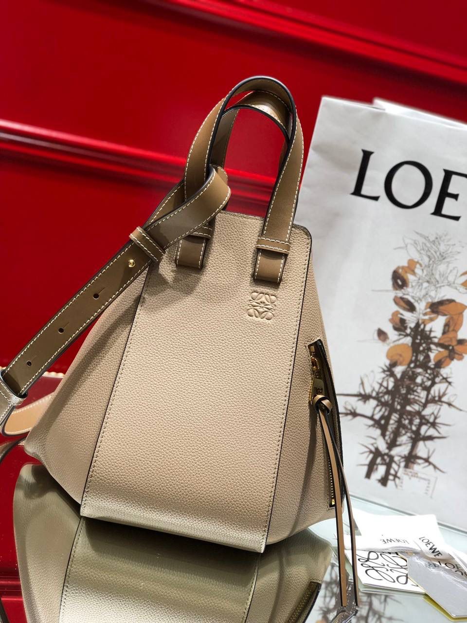 *小号𝘏𝘢𝘮𝘮𝘰𝘤𝘬吊床手袋 （荔枝纹/ 米杏） 尺寸:30-14-25cm 编码:688785【配全套礼盒】 带有柔软侧面包身的多功能手袋，容量大，可自由变换，多种背法，肩带可拆卸调节（斜背、侧挎、单肩、腋下、手拎…）内部钩扣封口，两个内部插袋，人字纹棉纺布衬里，Anagram压纹💕💕