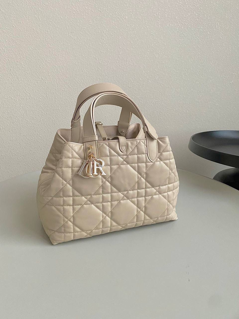 胭脂米色中号❗️ 𝗗𝗜𝗢𝗥 𝗧𝗼𝘂𝗷𝗼𝘂𝗿𝘀手袋，大爆款 请焊在我手上！有大中小三个尺寸多种颜色 大号慵懒有范，中号更日常，小号迷你的可爱 带你大杀四方的一只，不受任何风格限制 这季的重磅爆款，还不冲在等什么呢🥹👜😋 28.5×19×21.5cm，#m1292m