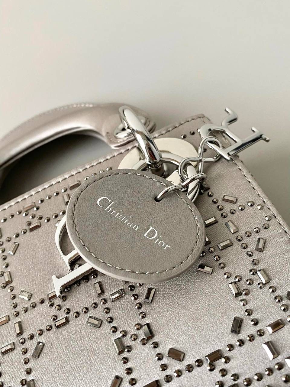 高级灰🩶 𝗗𝗜𝗢𝗥 𝗟𝗮𝗱𝘆三格，真丝缎面钻 全面升级，终极版本！ 进口丝绸 施华洛世奇贴钻 特别是在暗光的地方 一闪一闪 自带灯光效果真的美翻 名媛气质优雅惊艳集于一体的宠儿 戴妃包的坑是一定要入的！！😛 size：17×15×7cm