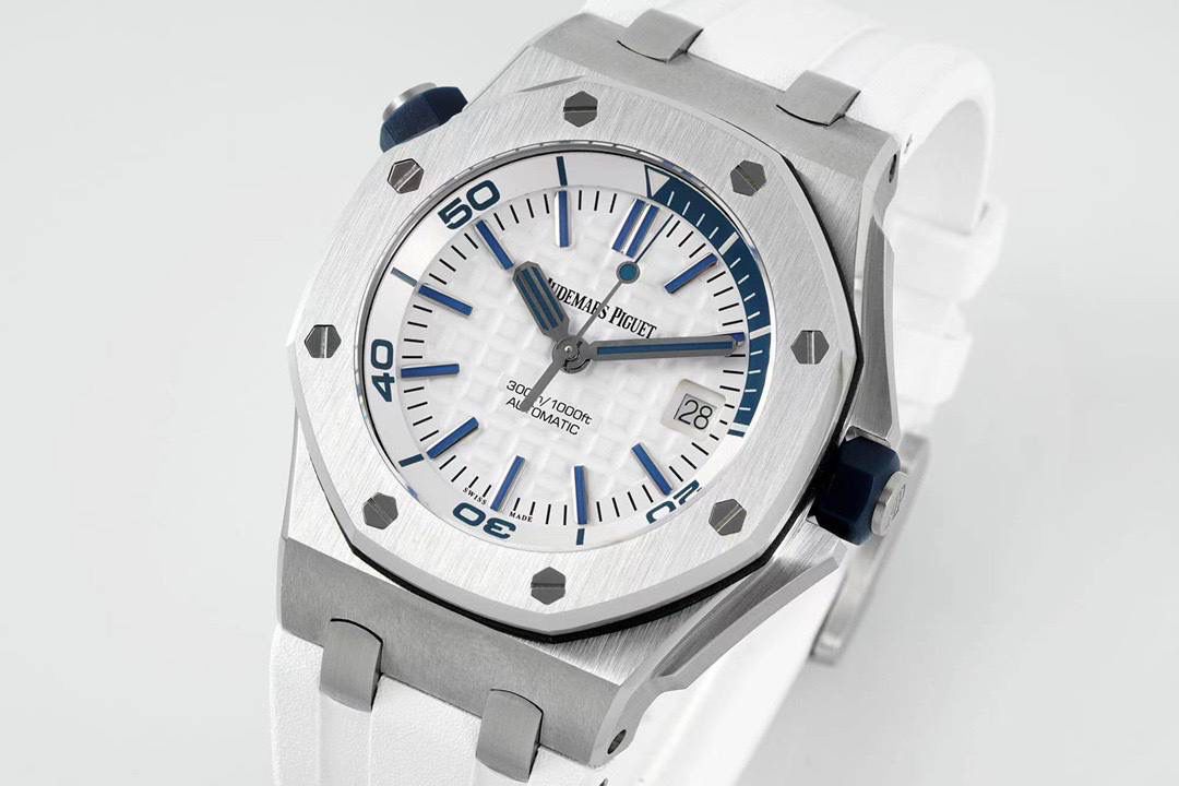 爱彼15710潜水之王！3120一体机芯，打造内在外在最强复刻🔥🔥 1.表壳采用多次打磨，只为了棱角数据吻合，材质触摸感觉一致； 2.最强机芯夹板打磨，特调色18K玫瑰金自动托颜色； 3.最人性化的可松动头粒缓冲区域，确保吻合原装设计； 4.最立体和最工整的盘面“饼干纹理”保证和正品一模一样： 5.最持久的夜光和对的最齐的内应刻度，IPF直击重点。 6.采用原装一致的装配结构，做到细微一致！ 7.最接近原装的指针，切面锋利整齐无毛刺； 8.最接近原装日历放大镜，通透性市面最强； 9.最强蓝宝镜面通透感官，并镀有防眩晕增透镀膜； 最最主要的机芯：采用一体AP.CAL.3120机芯，功能稳定，动力储存原装一致的41小时，外观一致！潜水之王，重新归来！