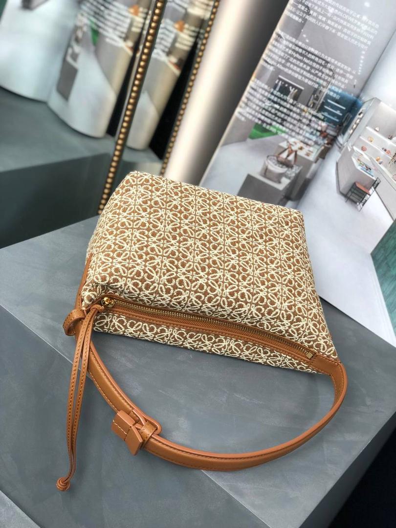 * 𝘊𝘶𝘣𝘪 𝘈𝘯𝘢𝘨𝘳𝘢𝘮 提花布手袋✌️ 小号尺寸:21-12-17cm（顶部宽处25cm） 编码:652104 棕色/提花布【配全套礼盒】 包包面料挺括度适中，没有固定形状 ，背上出门慵懒氛围感十足😘，肩带可以调节，伸缩至腋下背，单肩，手拎皆可