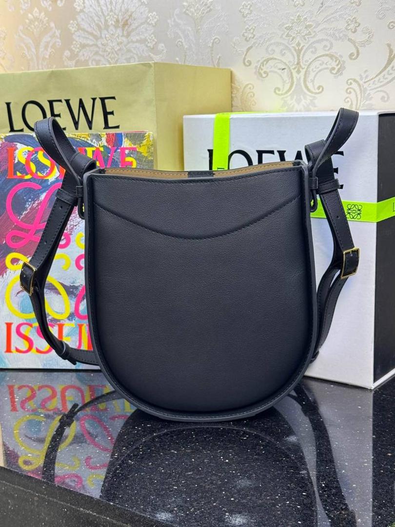 🎈新款吊床𝗛𝗮𝗺𝗺𝗼𝗰𝗸 𝗦𝗹𝗶𝗰𝗲 ——【黑色到货‼️】 尺寸：𝟮𝟭-𝟮𝟱-𝟭𝟬𝗰𝗺 编码：652407 吊床𝗛𝗮𝗺𝗺𝗼𝗰𝗸家族迎来新成员—𝗛𝗮𝗺𝗺𝗼𝗰𝗸 𝗦𝗹𝗶𝗰𝗲，新作采用细腻柔软的亮面小牛皮制作而成，重新以纤巧比例焕新演变成新造型。搭配可拆卸可调节长肩带，灵活实现多功能背法及百变风格。