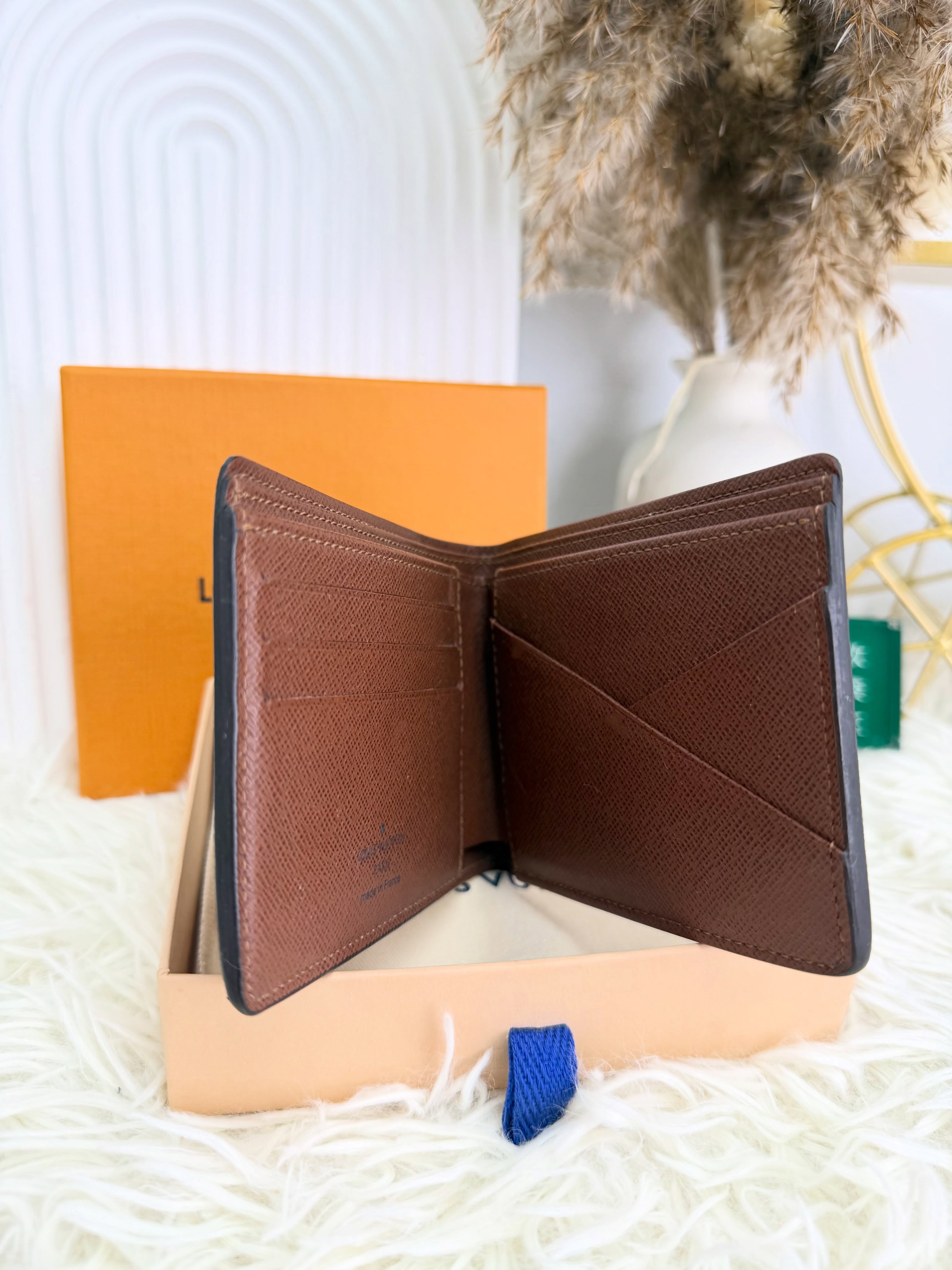 Lv👜 PRE OWNED 🛍️短銀包 啡色老花  有塵袋有盒有單 晶片款🧡  配件 -塵袋、盒、單🫶🏻 💰優惠價 $2980 98%new  #收袋王  喜歡的話快點pm/whatsapp 我們💓 銷售熱線51111 321（whatsapp)  我們服務包括有：手袋飾物回收、手袋置換(一換一、一換多也可以） 、專業手袋鑑證、專業手袋護理  購買方法 🏢親臨門市 荃灣南豐中心15樓1521室（荃灣地鐵站a出口1分鐘到）敬請預約 ❤️只賣正品正貨，任驗💓🫰🏻 ❤️‍🔥本店為香港註冊公司絕對真貨，信心保證👍🏻 🫰🏻本店設有鑑證服務，有駐場鑑證師  ✨歡迎追蹤我哋各個平台緊貼最新優惠x貨品🔥😍 👇🏻👇🏻👇🏻👇🏻👇🏻👇🏻👇🏻👇🏻  ⭐️Instagram: aoaocave  🌈Facebook: aoaocave收袋王  🔥Carousell: acluxuryhk  👆🏻👆🏻👆🏻👆🏻👆🏻👆🏻👆🏻👆🏻  ___________________________  Disclaimer🫰🏻All trademarks and copyrights are reserved to the original brand holders. @AOAOCAVE sells only authentic goods and is not affiliated with any of the brands mentioned.  @AOAOCAVE 跟任何品牌無關，而且沒有持有任何品牌資版權，亦沒有與任何品牌合作。所有商標及版權歸屬於品牌坊所有，帖子只作分享用途。  #aoaocave #手袋回收 #名牌買賣