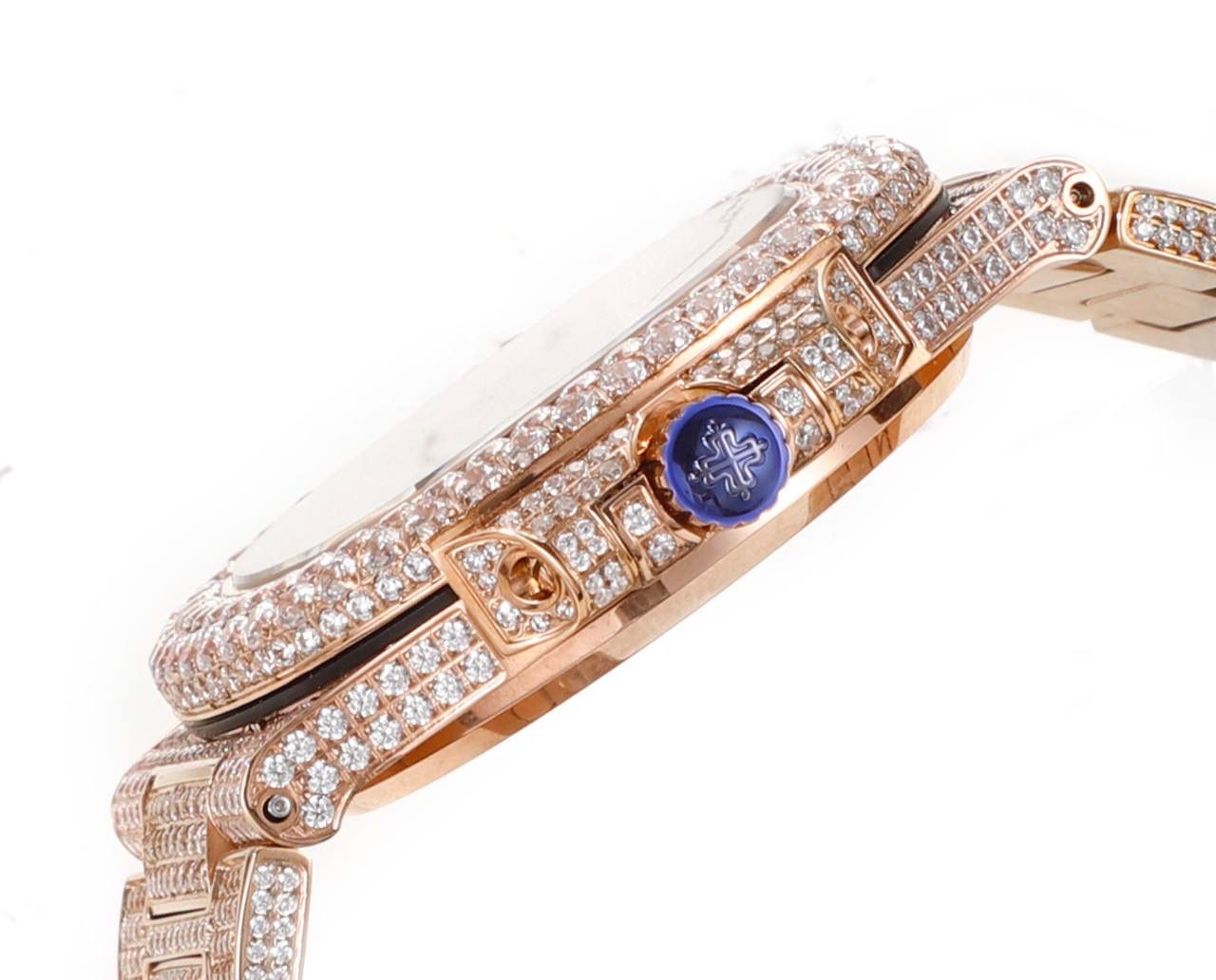 强势来袭！ 超级满天星方钻鹦鹉螺！ 1⃣️升级修正不锈钢表带，部分根据鹦鹉螺不锈钢表带拆解开发，完美贴合！ 2⃣️目前唯一使用圈口和表带方钻无爪镶石工艺，经历无数次的加工工艺，只为做到极致，终于大功告成！ 3⃣️全新订制修正版的Cal.324机芯，机芯摆轮位置与原装一致！深度洗花和刻字，机芯的还原度极高！ 4⃣️指针升级：秒针中心点升级为针轴秒针！ 鹦鹉螺满天星方钻王中王！欢迎您的品鉴！😎💯🌟