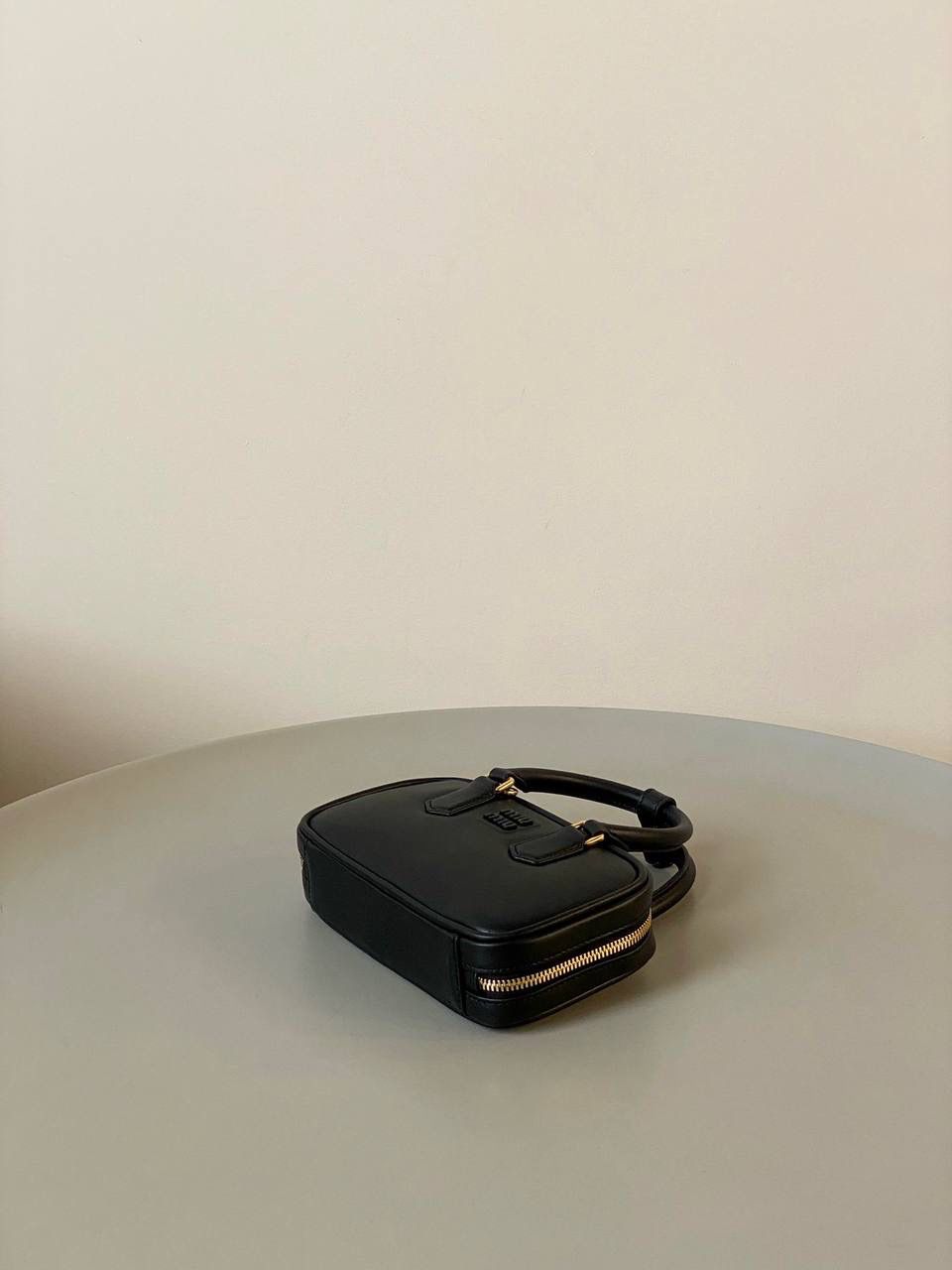 🈶黑色，迷你 𝗠𝗶𝘂𝗠𝗶𝘂保龄球，大爆款 新尺寸也太可爱了！ 喜欢小包的姐妹这只必买！它要比小号小一些也窄一些 就巴掌大小，但容量还挺大的 装俩部手机都绰绰有余，日常够用 肩带长短也很ok，手拎斜挎都好看 反正放心冲就是了！拥有它，上班牛马的心情都会被治愈～ 迷你：19×10×5cm #F0011m 小号：22x10.5x7.5cm 大号：27x12x9cm