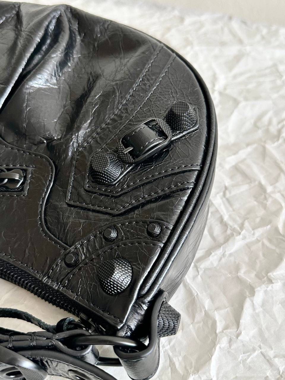 🖤油蜡皮黑枪S/33cm Le Cagole半月包饺子包机车包 Wuhu！！让我重拾就对机车包的爱 半月弧形的包身，保留了软踏踏的皮料感 还有叮叮咚咚的流苏小钱包挂饰 最最让我欢喜的是多了面♥️小镜子！ 全方位细节拿捏住了～👌🏻 xs小号：26×16×10cm671309m s中号：33×16×8.4cm671307m