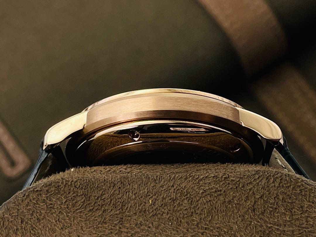 原版开模 市场最高版本 爱.彼 JULES AUDEMARS系列男士腕表！ 1⃣️机芯型号：2824改3120自动机械，透底设计！稳定零返修！ 2⃣️表径41毫米！ 3⃣️大三针简约表盘！ 4⃣️316L精钢壳套！