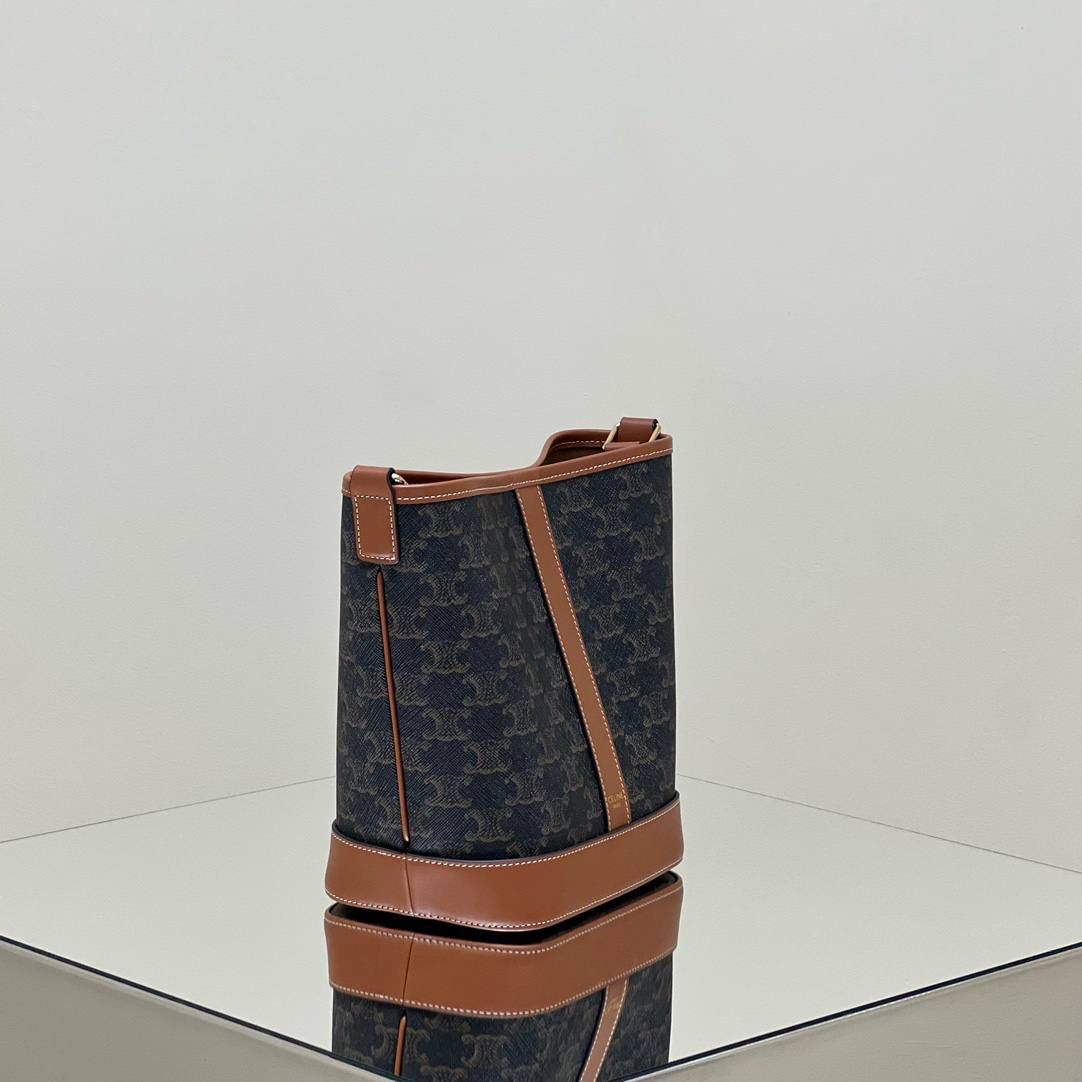 🔥大货实拍图 𝗖𝗘𝗟𝗜𝗡𝗘♥𝗧𝗥𝗜𝗢𝗠𝗣𝗛𝗘 𝗖𝗔𝗡𝗩𝗔𝗦小号水桶 型号：191442 尺寸：30*22*13cm。