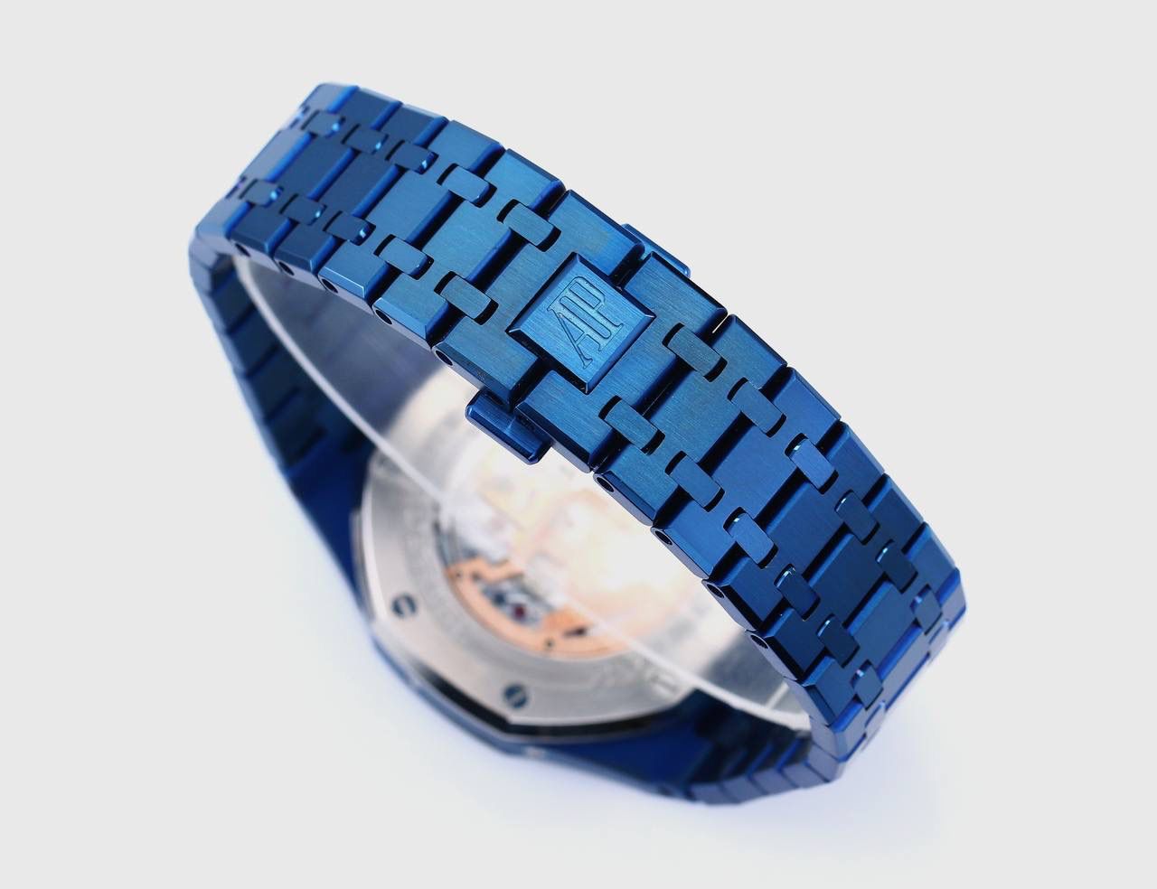 🚀爱彼 皇家橡树系列 ，复杂功能万年历腕表。型号：26574ST.OO.1220ST.01 业内唯一实现原版功能。💯 贵族钟表 爱彼皇家橡树系列万年历腕表，高贵优雅的蓝盘配上冷艳精钢表壳，完美体现爱彼美学设计及复杂功能的极高技术。 表壳采用316L精钢，直径41毫米. 厚度11.4mm。蓝色表盘镌刻“Grande Tapisserie”大格纹装饰，蓝色表盘，立体时标、刻面指针覆盖夜光涂层。三个显示日历功能的副表盘以及月相显示盘对称分布于表盘之上，井然有序地显示出小时、分钟、星期、日期、周历、月份、月相和闰年信息。真正唯一对版。蓝宝石防眩光处理让整体手表更加通透明亮。 搭载9015一比一改装定制还原Calibre 5134自动上链机芯。堪称毕业的产品。 这枚腕表的编号是Ref. 26574ST.OO.1220ST.01